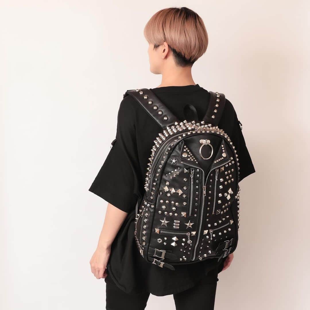 白鳥雪之丞のインスタグラム：「TEARS OF SWAN×VACANt-STUDS ZIP RIDERS RUCK SACK ¥99.000(tax in)  ハンドメイドレザーギアブランドVACANt×Tears of Swanのコラボレーションアイテム  定番のRIDERS RUCK SACKにSTUDS加工を施した特注アイテムになります!!  西武池袋店頭、official webshopにてオーダー受付中ですので宜しくお願い致します!!  https://tears-of-swan.shop-pro.jp/?pid=178471070 (受注生産、オーダー頂いてから1ヶ月後の発送です)  @tears_of_swan  #tearsofswan  @vacant_zcco  #VACANt #rucksack #studs」