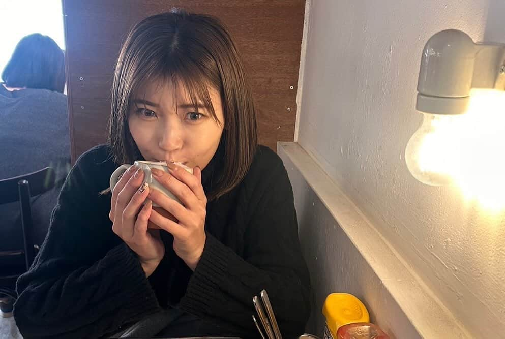 中村愛さんのインスタグラム写真 - (中村愛Instagram)「☕️♡ ・ ・ ・ お友達に撮ってもらった写真🫶 かわいく撮ってくれた！  友達のが可愛いハニカミ笑顔☺️ 3枚目  今日は火曜日！ 夜は生配信あるよー👏👏 9時からYouTubeでお会いしましょう  #中村愛チャンネル  ではバレーボール🏐いてくるw」12月12日 9時09分 - nakamuramura_ai