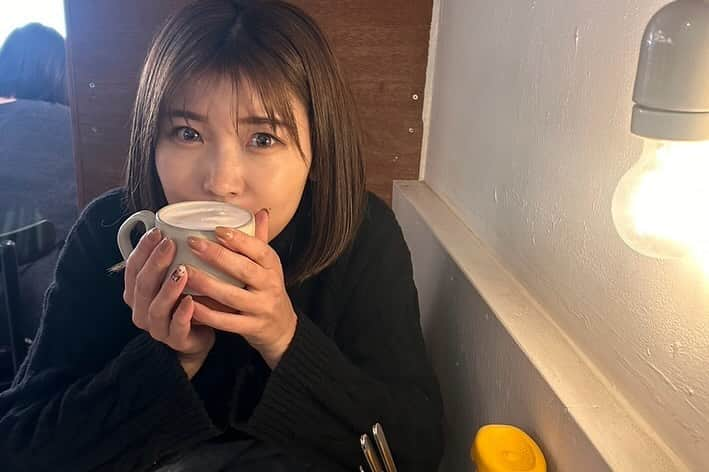 中村愛のインスタグラム：「☕️♡ ・ ・ ・ お友達に撮ってもらった写真🫶 かわいく撮ってくれた！  友達のが可愛いハニカミ笑顔☺️ 3枚目  今日は火曜日！ 夜は生配信あるよー👏👏 9時からYouTubeでお会いしましょう  #中村愛チャンネル  ではバレーボール🏐いてくるw」