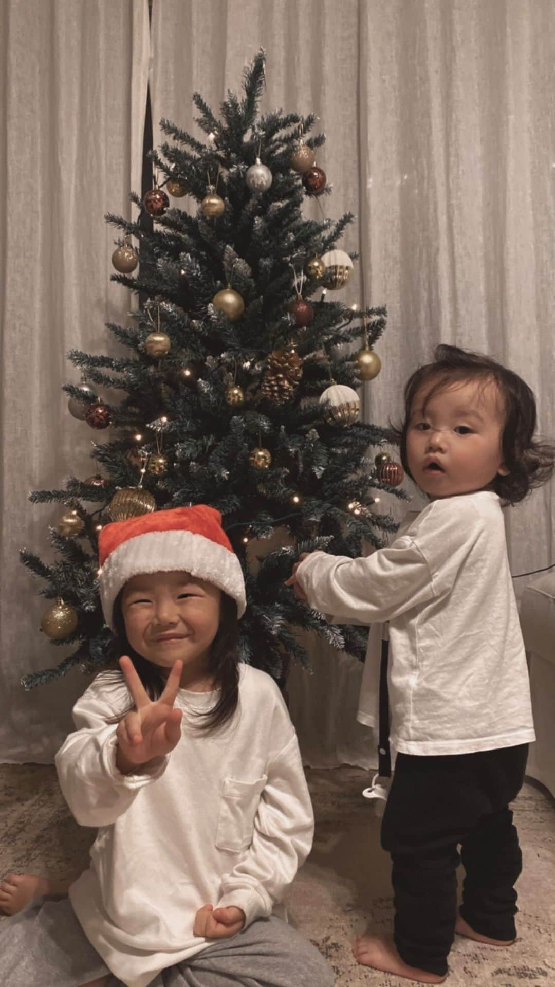 加藤澪のインスタグラム：「今年はかなり遅くなっちゃったけどやっとクリスマスツリー出せた🎄 去年はリトがまだ6ヶ月だったから何も分かってなかったけど、今回はとても楽しそうにハウと飾り付けしてて嬉しかった❤️(実際はつけたオーナメントを片っ端から外したりちぎったりしてたw) 息子たちのクリスマスプレゼント、何にしようなぁ〜❣️  #ファミリークリスマス#ファミリー#4人家族#クリスマスツリー#クリスマスツリー飾り付け#クリスマスプレゼント」