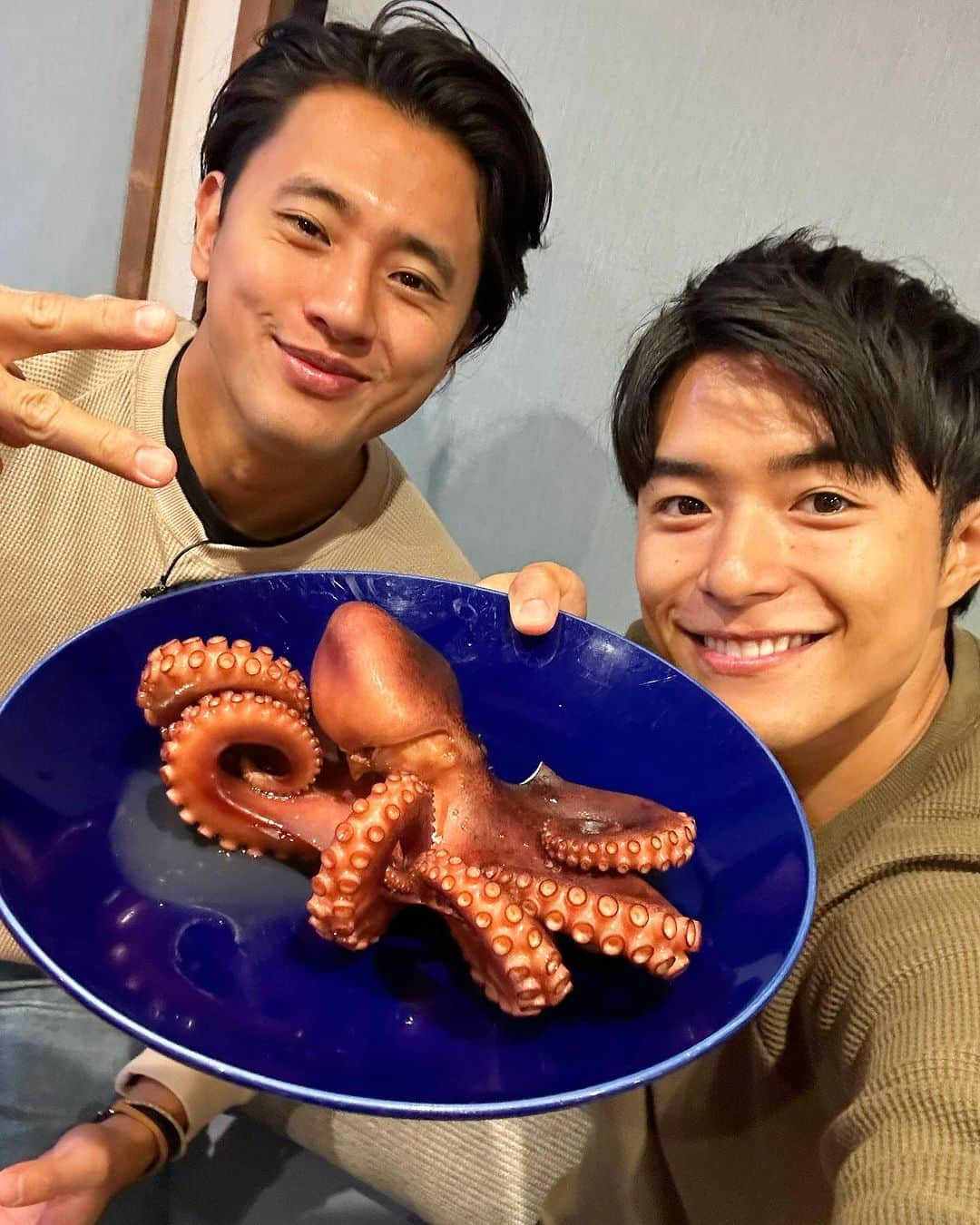 池田航さんのインスタグラム写真 - (池田航Instagram)「🐙Octopus man🐙   ZIP！見てくれてありがとうございます😍 🐙 今日は日間賀島のマダコですよーー！愛知県ってタコも有名なんだね🤩 弾力、歯ごたえ、味、共に最高級の🐙でした！！  #愛知県  #日間賀島   今日も素敵な食材と暖かい現地の方達との出会いに感謝💓   次回もお楽しみに☀️  朝お仕事で見られない方に、旅するエプロンTikTokが開設されました！ 【旅するエプロン】でTikTok検索すれば見られます✨️ ぜひフォローよろしくお願いいたします😍  #ZIP #旅するエプロン #スピッツ #Spitz #ZIPファミリー  #水卜麻美 さん  #池田航  @kohcooking    #伊藤楽  @gaku_jh122」12月12日 9時23分 - kohcooking