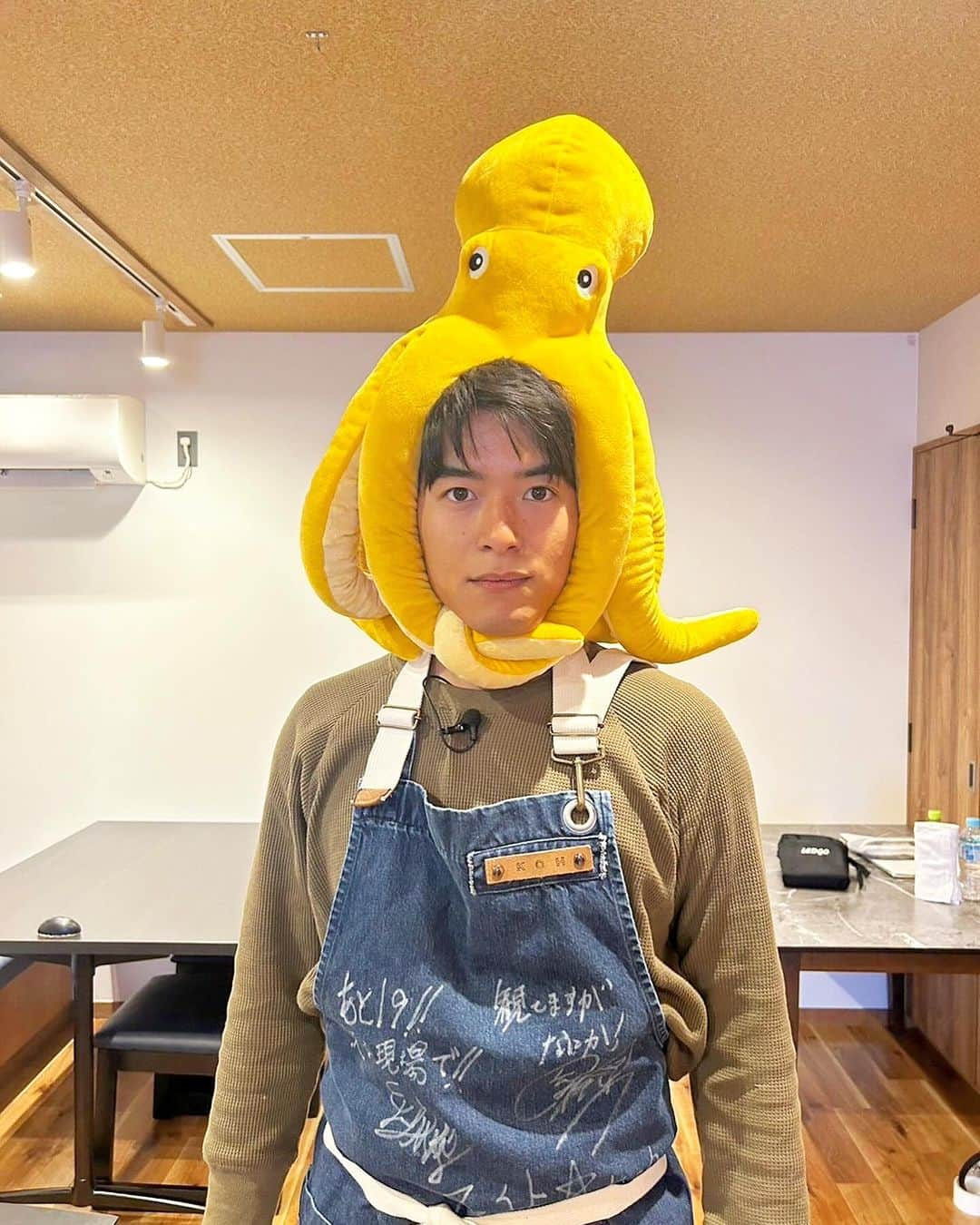 池田航のインスタグラム：「🐙Octopus man🐙   ZIP！見てくれてありがとうございます😍 🐙 今日は日間賀島のマダコですよーー！愛知県ってタコも有名なんだね🤩 弾力、歯ごたえ、味、共に最高級の🐙でした！！  #愛知県  #日間賀島   今日も素敵な食材と暖かい現地の方達との出会いに感謝💓   次回もお楽しみに☀️  朝お仕事で見られない方に、旅するエプロンTikTokが開設されました！ 【旅するエプロン】でTikTok検索すれば見られます✨️ ぜひフォローよろしくお願いいたします😍  #ZIP #旅するエプロン #スピッツ #Spitz #ZIPファミリー  #水卜麻美 さん  #池田航  @kohcooking    #伊藤楽  @gaku_jh122」