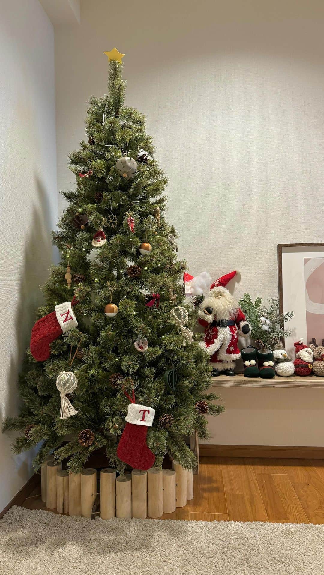 Rienaのインスタグラム：「🎄我が家のオーナメント🎄  何年か前に作ったかぎあみ🧶で作った サンタやトナカイたち...  そして、大好きな#ACTUS の毎年少しずつ集めた オーナメントを🪅🎅🏻  #かぎあみ#クリスマス#クリスマスツリー#オーナメント#Xmas#christmas#ornament#🎄」