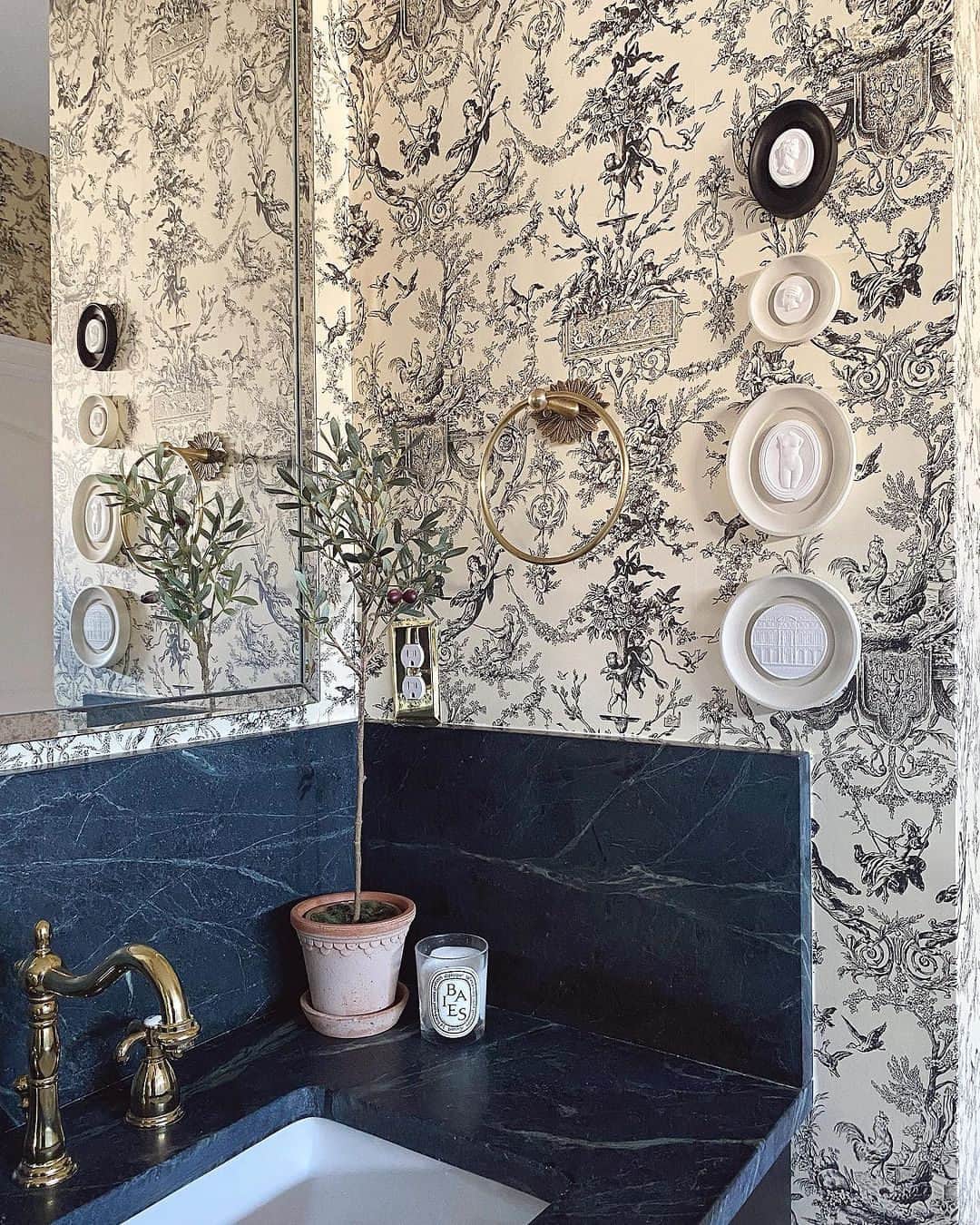 MT DOMAINEのインスタグラム：「Lovely bathroom details.  (Via @brextoncoleinteriors) #MyDomaine」