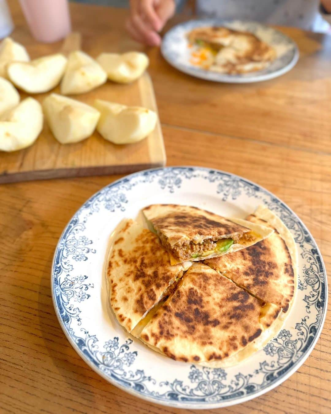 黄川田としえのインスタグラム：「ケサディーヤと洋梨🍐で朝ごはん。 トルティーヤにチーズ、スパイシーなタコミート、アボカド、トルティーヤを重ねてチーズがとろっとなるまでフライパンで両面こんがり焼いてます。  雨はやむかな。今日も楽しく〜！  #tottogohan  #breakfast #ケサディーヤ」