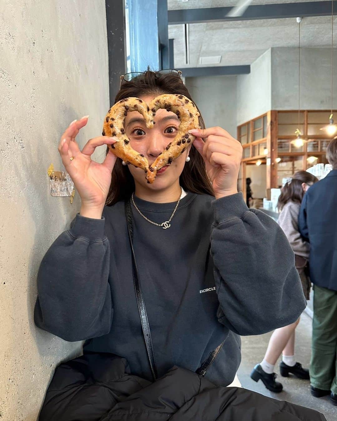 齊藤澪菜のインスタグラム：「肝臓を振り回し始める時期になってきたけど、たくさんのけ反ってまで大笑いして、愛情を感じて、二日酔いと引き換えに心はとても満たされております。  クリスマスシーズン大好きぃ〜と可愛いこと言いたいけど、私は忘年会シーズン大好きぃ〜でまだしばらく良いかもしれないな( ◠‿◠ )でもツリーを飾りたい。いつ飾れるんだろ笑」