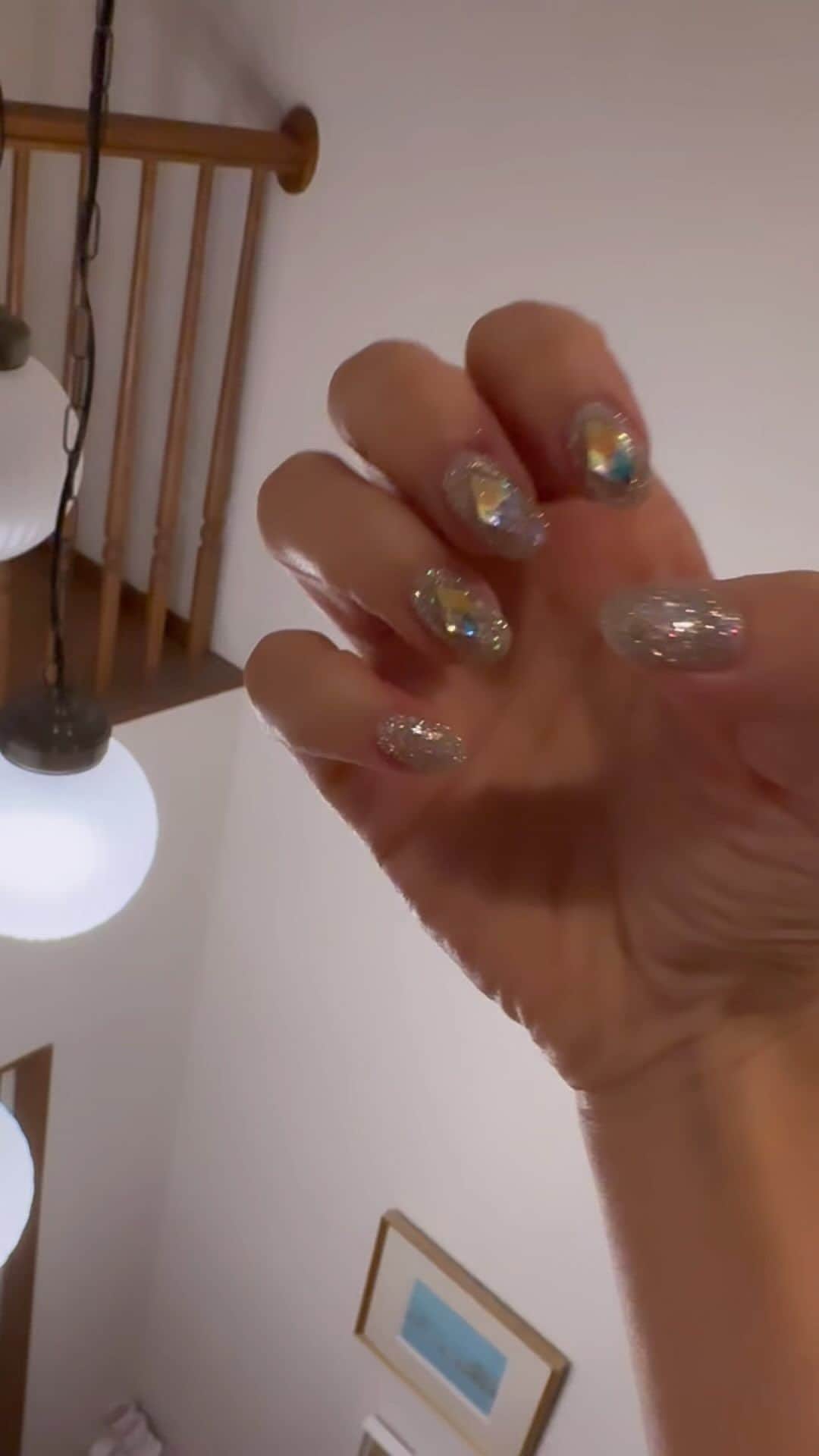 香織のインスタグラム：「my nails ちょっとクリスマス意識でキラキラにしてみた🩷」
