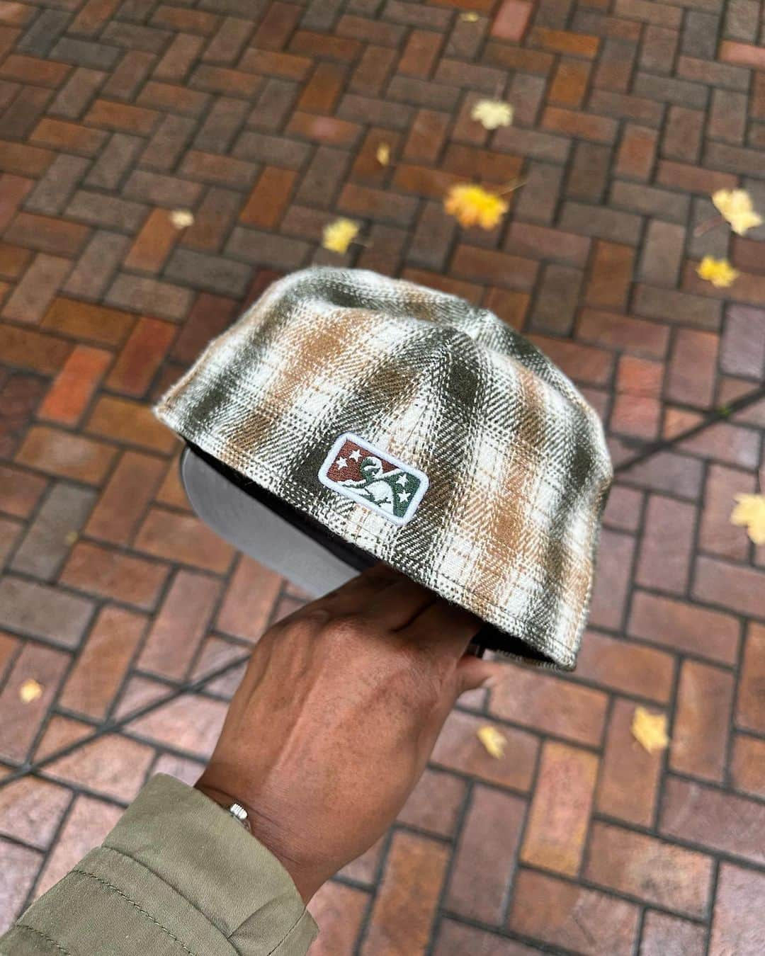 Mr. Tyさんのインスタグラム写真 - (Mr. TyInstagram)「My plaid @smokiesbaseball will be available Weds 12/13 @ 11am CST via stash1250.com. Sz 7-8 will be available, $50 bucks. Made in China. In store pickup at purchase will be available.  This one features a nice dark green visor to complement the plaid crown. The plaid was giving me outdoor Eddie Bauer vibes, so I went with the Smokies. The Smokies logo has pops of metallic silver and metallic black pearl. Grey UV, Southern League side patch, black sweatband, and a raised MILB batterman in the rear.  This is the last print/pattern for the year, but there are a few more on tap for the top of the year!  #capson #fittedcap #fittedfiend #teamfitted #thatfittedmean #stayfitted #59fifty #milb #igfittedcommunity #myfitteds #fittednation #neweracap #fittedfam #tennesseesmokies #fittedsnob #stayfitted #newera #smokies #minorleaguemonday」12月12日 1時10分 - regularolty