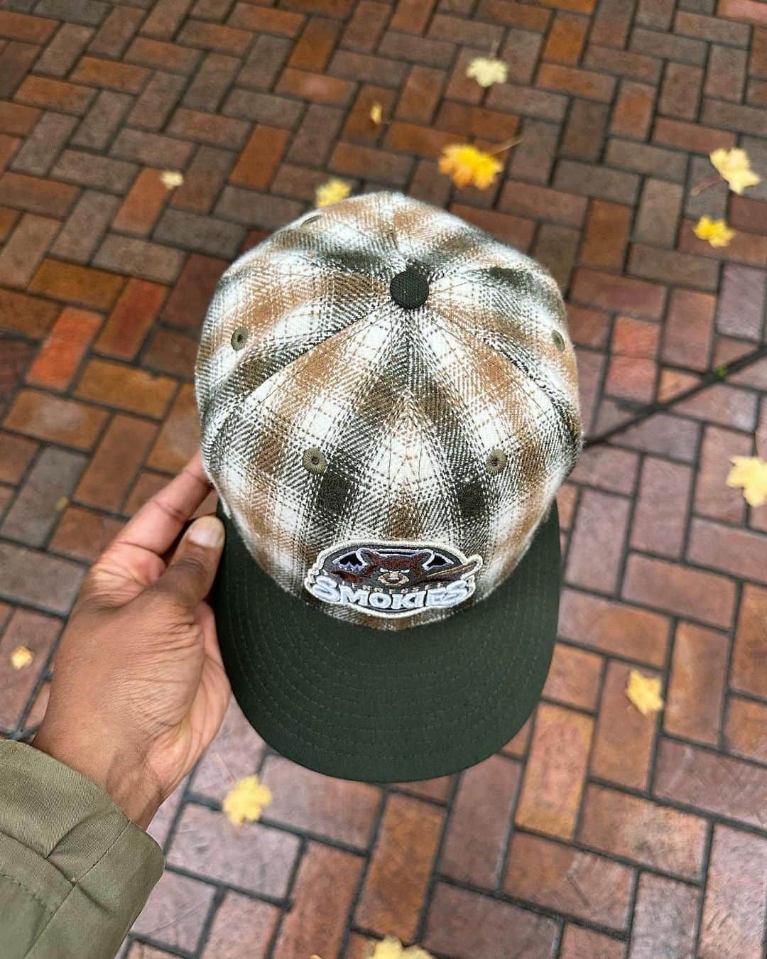 Mr. Tyさんのインスタグラム写真 - (Mr. TyInstagram)「My plaid @smokiesbaseball will be available Weds 12/13 @ 11am CST via stash1250.com. Sz 7-8 will be available, $50 bucks. Made in China. In store pickup at purchase will be available.  This one features a nice dark green visor to complement the plaid crown. The plaid was giving me outdoor Eddie Bauer vibes, so I went with the Smokies. The Smokies logo has pops of metallic silver and metallic black pearl. Grey UV, Southern League side patch, black sweatband, and a raised MILB batterman in the rear.  This is the last print/pattern for the year, but there are a few more on tap for the top of the year!  #capson #fittedcap #fittedfiend #teamfitted #thatfittedmean #stayfitted #59fifty #milb #igfittedcommunity #myfitteds #fittednation #neweracap #fittedfam #tennesseesmokies #fittedsnob #stayfitted #newera #smokies #minorleaguemonday」12月12日 1時10分 - regularolty