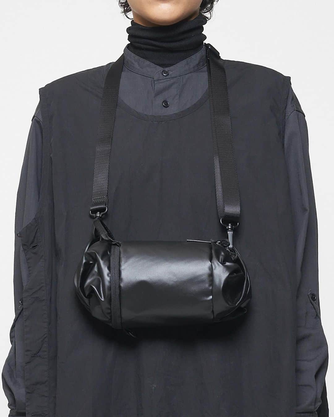 コートエシエルのインスタグラム：「The Mini Duffle ‘Raven’  Available to purchase from www.coteetciel.com」