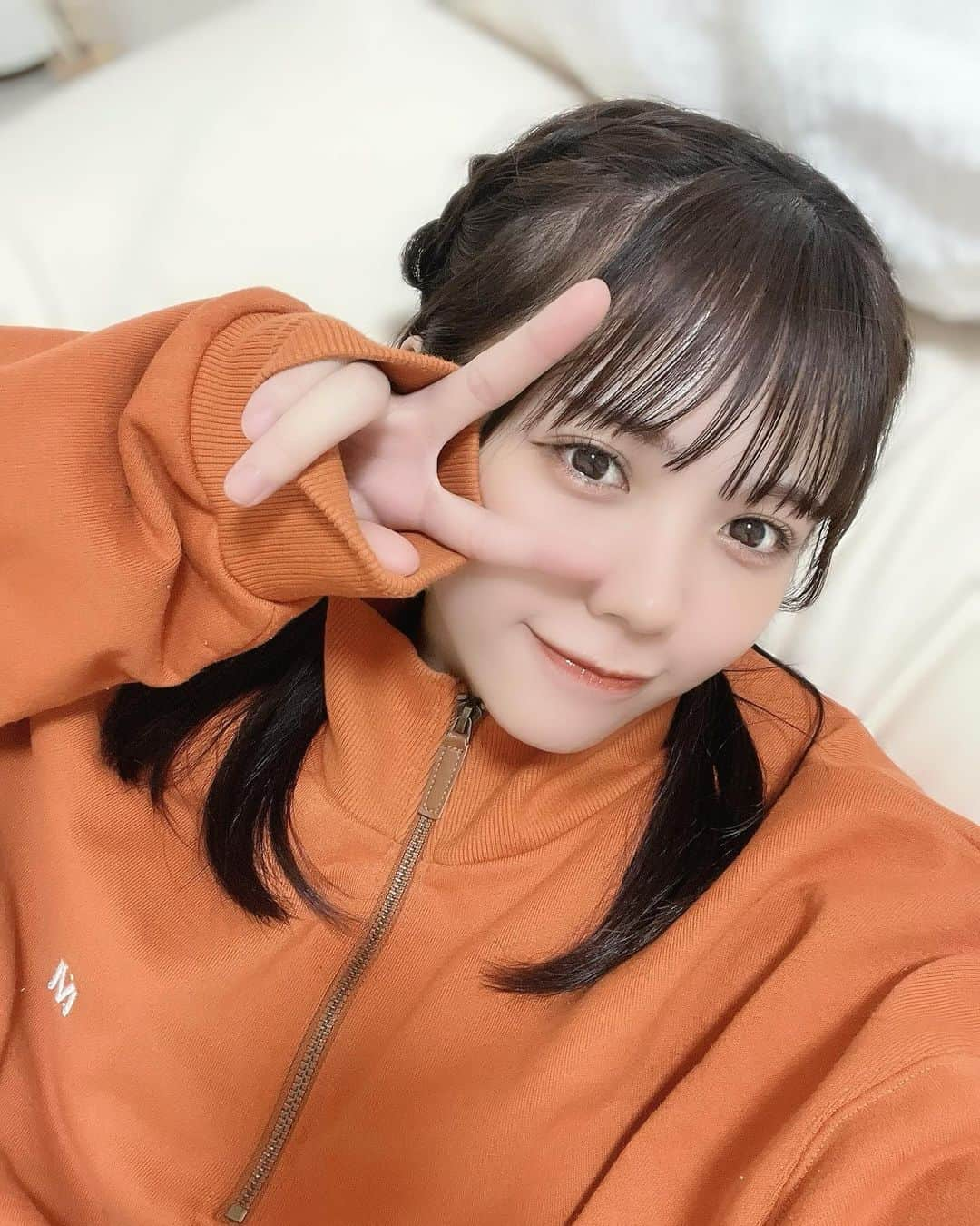 日南遥さんのインスタグラム写真 - (日南遥Instagram)「✴️ ⁡ ⁡ こんばんは〜 ⁡ 今日は、平日対バン ありがとうございました！ ⁡ 比較的時間帯が早めだったので 少々不安もあったんですが ひなみや手羽センのこと待っててくれる方がいて 嬉しかったし安心感すごかったです🤝🏻感謝 ⁡ あと初めましての方やハロヲタさんも たくさんお話に来てくれて心ぽかぽかでした🌞 ⁡ ⁡ お仕事や学校がんばった方は 1日おつかれさまでした！ よく頑張りました💮 ⁡ ⁡ EASTでライブできて 皆さんと楽しい時間共有できたし 🍵さんのライブ見れて 大好きな広本さんにも会えたので 1日はぴはぴでした🫶🏻💛 ⁡ ⁡ あと実のない配信を長々としてしまいましたが 付き合ってくれた皆さん ありがとうございました🫠笑 ⁡ たくさん交流の場作れるようがんばるー！ また配信などお付き合いくださいな🦭 ⁡ ⁡ 🐓今週のイベント🐓 ⁡ 16日(土)『「行く先、手羽先」広島公演』📍CAVE-BE 17日(日)『「行く先、手羽先」福岡公演』📍INSA ⁡ ⁡ 月曜日おつかれさまー！ 1週間、ほどよくがんばろね( ･ᴗ･ )⚐ またあした！」12月12日 1時04分 - haruka_hinami