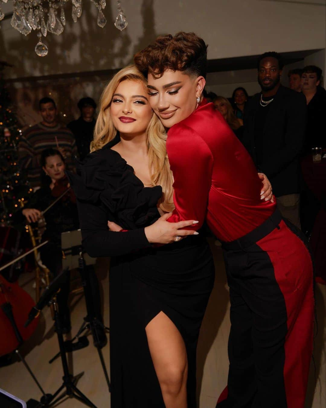 Bebe Rexhaさんのインスタグラム写真 - (Bebe RexhaInstagram)「Celebrating the Holidays with the people I love ❤️ 📸: @conradcaptures」12月12日 1時18分 - beberexha