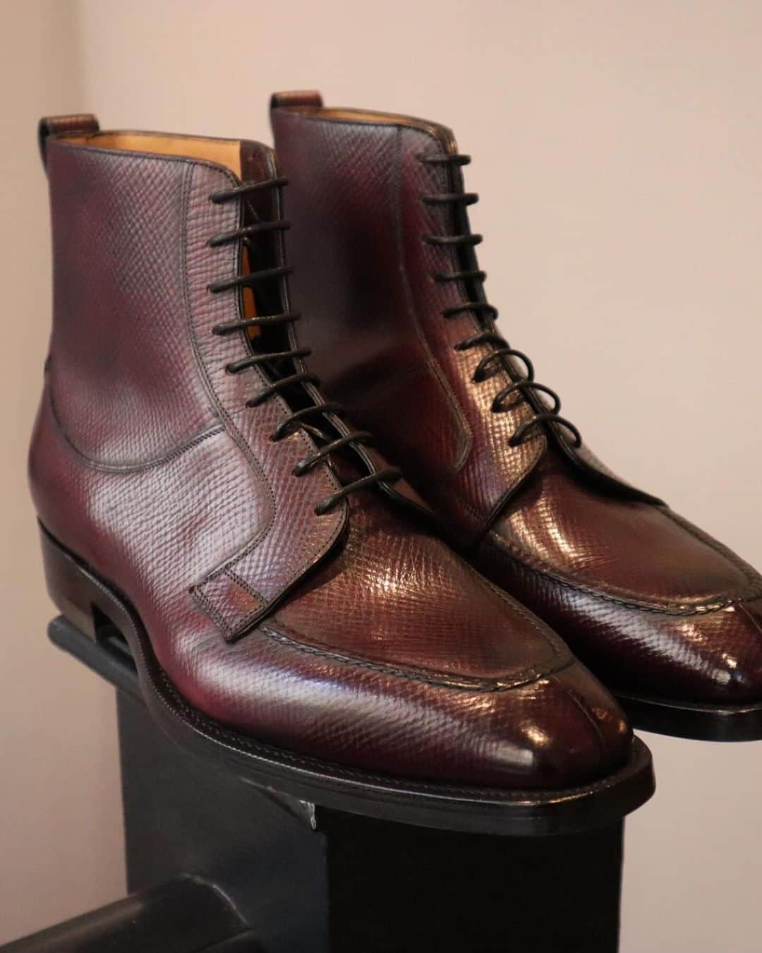 ガジアーノ&ガーリングさんのインスタグラム写真 - (ガジアーノ&ガーリングInstagram)「*Limited Edition*  Thorpe in Rioja Hatch Grain on a Dainite Sole.  We have 5 pairs of this incredible boot available right now. Usually Made to Order only in this configuration, the Thorpe in Vintage Rioja is cool, functional and perfect to add to your winter wardrobe.  Available for the same price as our standard Ready to Wear Thorpe at £1300 ex-VAT and shipping, and you don’t even have to wait 4 months to make it!  Model - Thorpe Upper - Vintage Rioja Last - MH71 Sole - Dainite  Available in sizes 6.5 / 7.5 / 8 / 10.5 / 11 in E width only.  Contact the Savile Row team to place your order.  Not your sizes? This month you can still order this in your size and we will waive the MTO fee. Just ask in store for more details.  #gazianogirling #gazianoandgirling #ggthorpe #savilerow #shoes #mensshoes」12月12日 1時14分 - gazianogirling