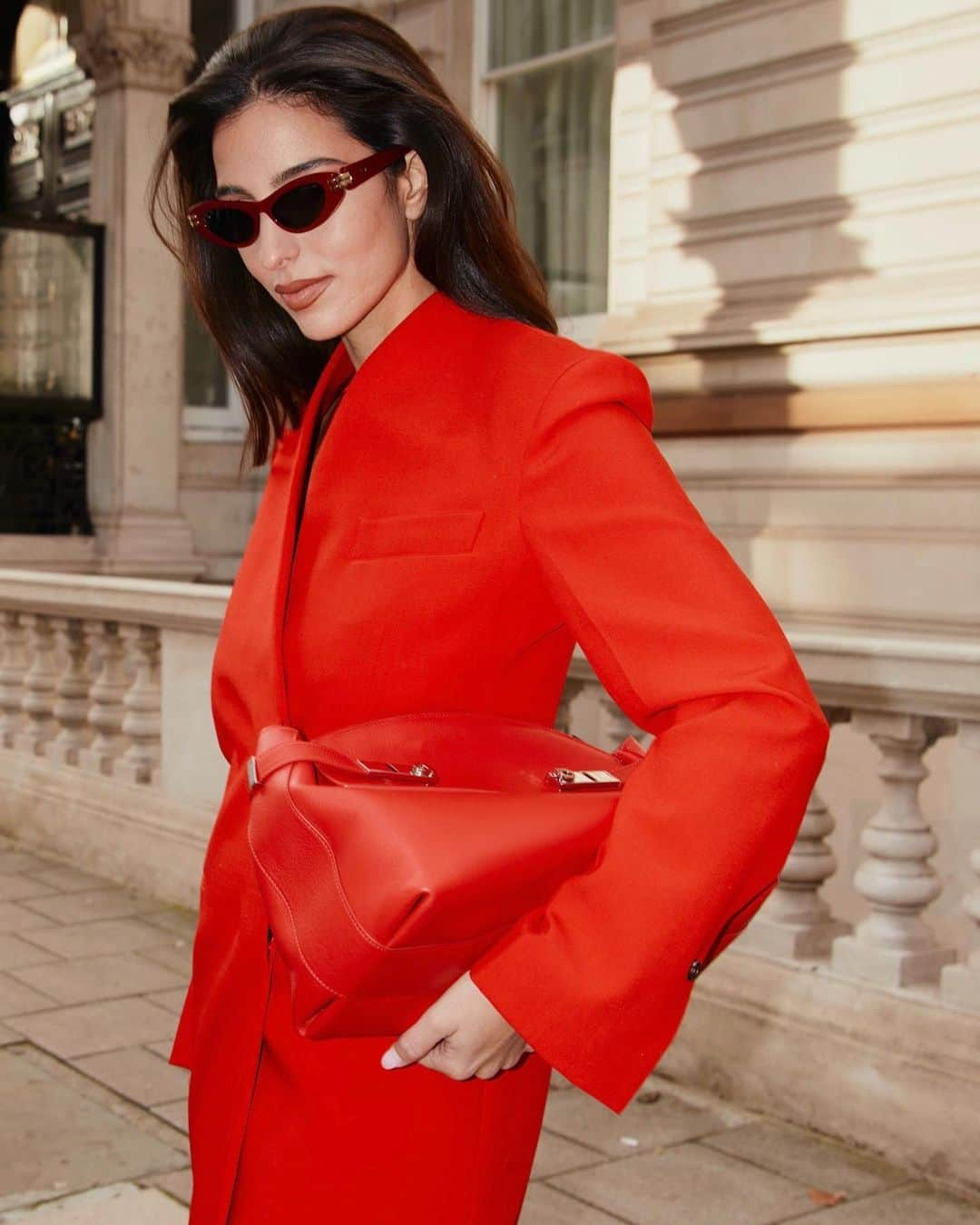 ネッタポルテのインスタグラム：「I love a good fashion challenge @netaporter  Challenge #1 - What would you wear if you were going from a full day of meetings straight to your office holiday party in the night?   This little red number from @ferragamo   Challenge #2 - From a coffee date with friends to festive drinks with the hubby?   Shearling, leather, a little lace up detail from @jeanpaulgaultier, with a side of @jacquemus 🍸」