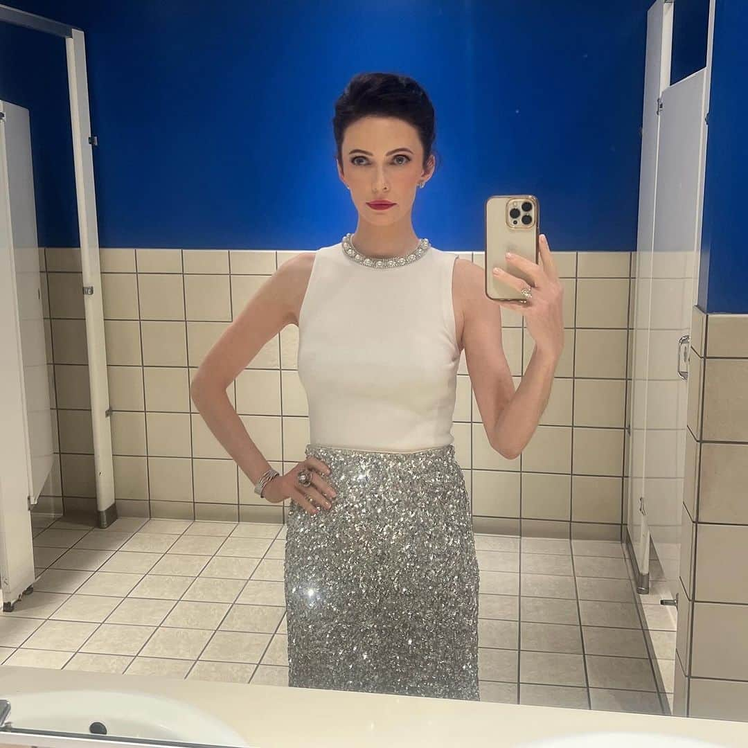 ビッツィー・トゥロックさんのインスタグラム写真 - (ビッツィー・トゥロックInstagram)「On a separate note, a) I could not resist this gorgeous Yves Klein-y blue bathroom. As I’m about to enter our final season of #SupermanandLois, in the 85th year of this incredible, powerful character existing, I wanted to pay homage to what I imagined an OG Lois from 1938 might have worn to accept an award. ❤️  Thank you to everyone involved in my look: �Skin/Facialist: @carasoin  Top, skirt: @aliceandolivia @staceybendet Makeup: @andresarmiento  Hair: @hellohairbear  Heels: @jimmychoo Jewelry: @gabrieleandco @michelemariepr」12月12日 1時34分 - bitsietulloch