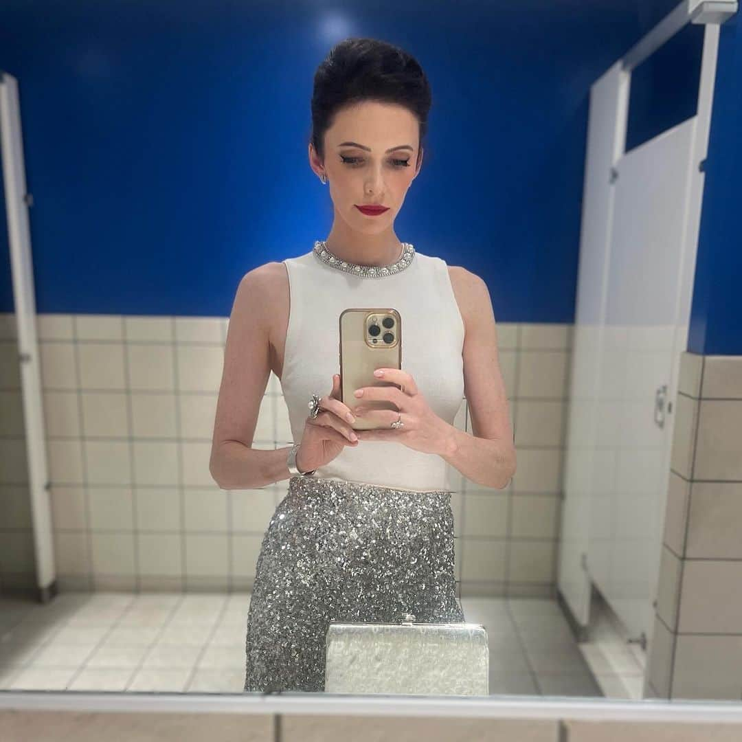 ビッツィー・トゥロックさんのインスタグラム写真 - (ビッツィー・トゥロックInstagram)「On a separate note, a) I could not resist this gorgeous Yves Klein-y blue bathroom. As I’m about to enter our final season of #SupermanandLois, in the 85th year of this incredible, powerful character existing, I wanted to pay homage to what I imagined an OG Lois from 1938 might have worn to accept an award. ❤️  Thank you to everyone involved in my look: �Skin/Facialist: @carasoin  Top, skirt: @aliceandolivia @staceybendet Makeup: @andresarmiento  Hair: @hellohairbear  Heels: @jimmychoo Jewelry: @gabrieleandco @michelemariepr」12月12日 1時34分 - bitsietulloch