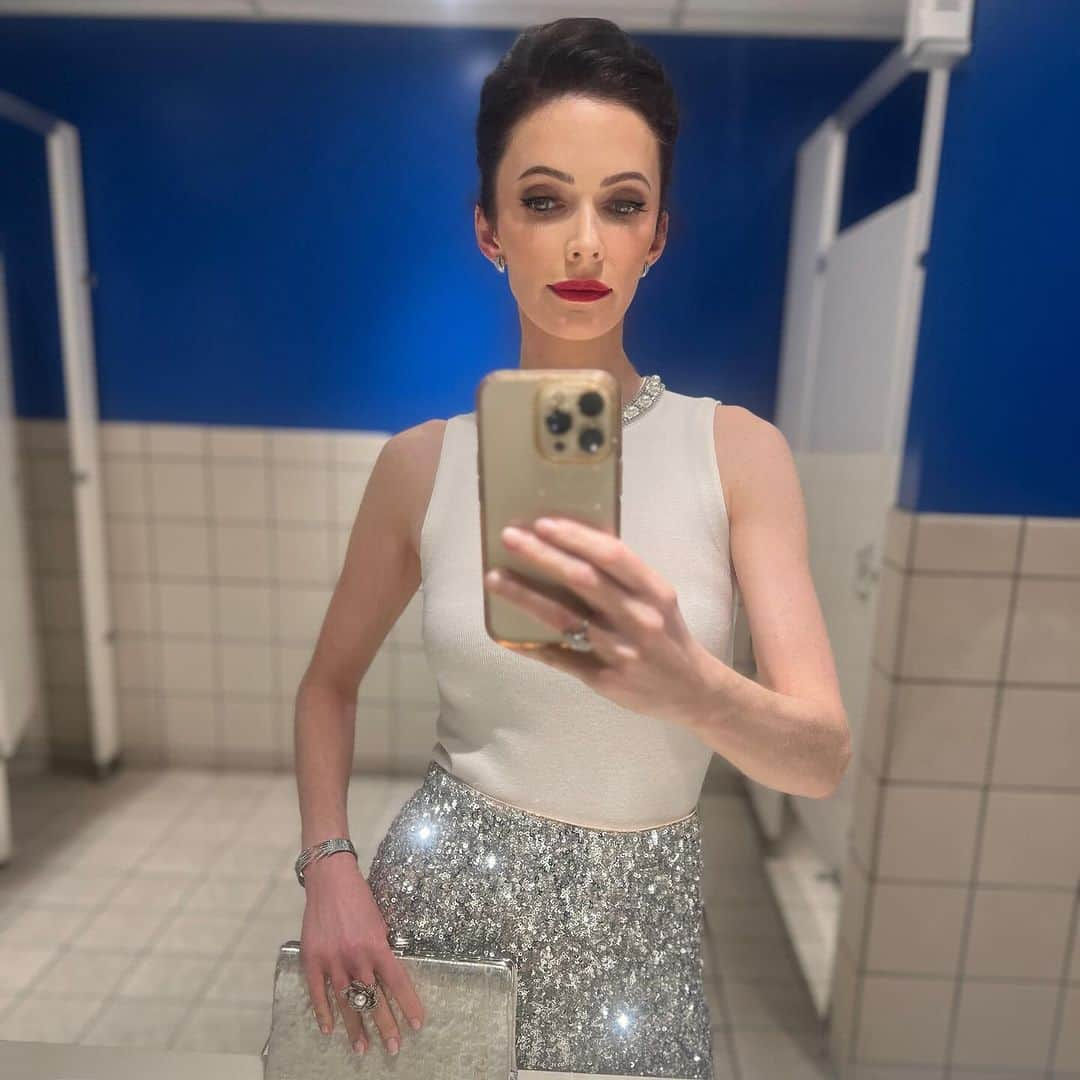 ビッツィー・トゥロックさんのインスタグラム写真 - (ビッツィー・トゥロックInstagram)「On a separate note, a) I could not resist this gorgeous Yves Klein-y blue bathroom. As I’m about to enter our final season of #SupermanandLois, in the 85th year of this incredible, powerful character existing, I wanted to pay homage to what I imagined an OG Lois from 1938 might have worn to accept an award. ❤️  Thank you to everyone involved in my look: �Skin/Facialist: @carasoin  Top, skirt: @aliceandolivia @staceybendet Makeup: @andresarmiento  Hair: @hellohairbear  Heels: @jimmychoo Jewelry: @gabrieleandco @michelemariepr」12月12日 1時34分 - bitsietulloch