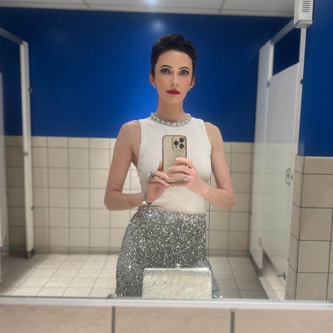 ビッツィー・トゥロックのインスタグラム：「On a separate note, a) I could not resist this gorgeous Yves Klein-y blue bathroom. As I’m about to enter our final season of #SupermanandLois, in the 85th year of this incredible, powerful character existing, I wanted to pay homage to what I imagined an OG Lois from 1938 might have worn to accept an award. ❤️  Thank you to everyone involved in my look: �Skin/Facialist: @carasoin  Top, skirt: @aliceandolivia @staceybendet Makeup: @andresarmiento  Hair: @hellohairbear  Heels: @jimmychoo Jewelry: @gabrieleandco @michelemariepr」