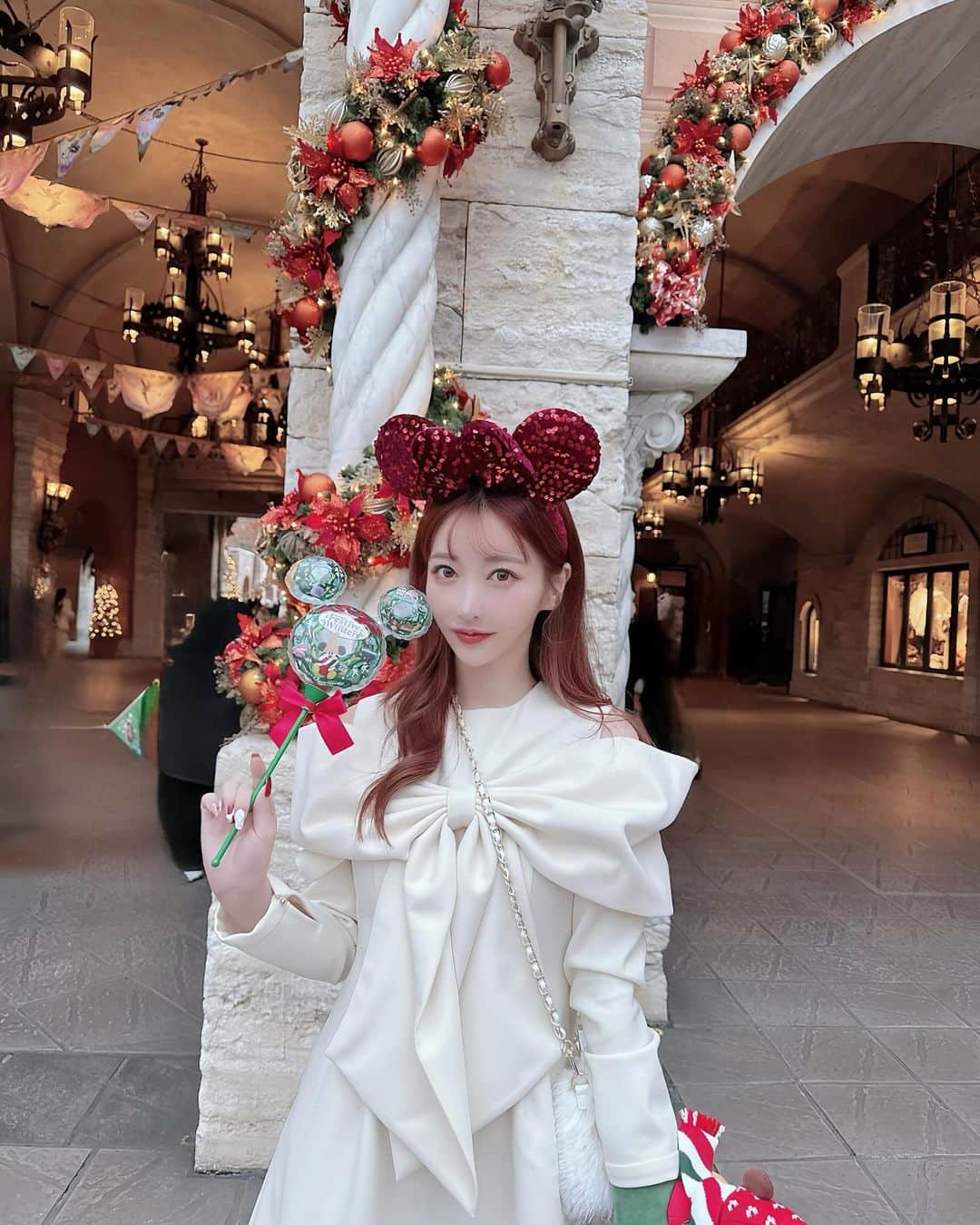 茜里のインスタグラム：「ドレスもブーツもバッグもRiu❤️🎅 わたしがプレゼント🎁🎀 シルエット綺麗すぎでしょ🥲自信作  - - - -  dress・boots...💫12/14(木) 19:00〜 bag...💫発売中」