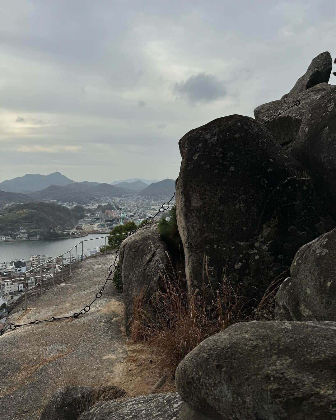 川田御早希さんのインスタグラム写真 - (川田御早希Instagram)「大宝山の標高140m断崖絶壁に建てられている千光寺へ☆巨石に囲まれた本堂裏で石鎚山鎖修行を体験し、登った岩山から尾道の街や港、向島などの景色が見えました！ #千光寺  #玉の岩  #千光寺山ロープウェイ  #石鎚山鎖修行」12月12日 1時41分 - misaki_kawada