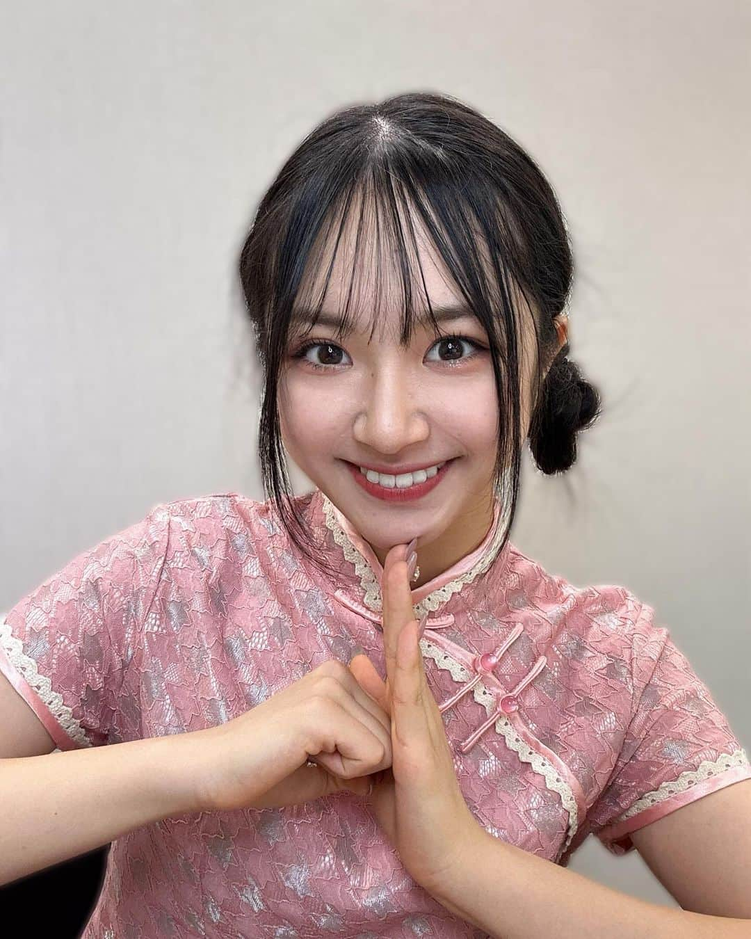 芳野心咲さんのインスタグラム写真 - (芳野心咲Instagram)「Chinese dress 🐼  Doing my hair by myself was really hard :( But I was really happy, because everyone said it was cute <3   #China  #Chinese  #dress  #chinesedress  #online #onlinecourse  #chat #talking  #Japan #Japanese #japanesegirl  #japaneseidol #misaki  #misakiyoshino   #follow  #pink」12月12日 8時00分 - misakiyoshino.0113