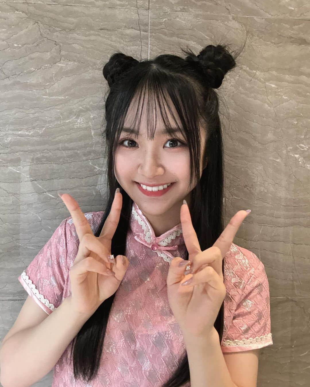 芳野心咲さんのインスタグラム写真 - (芳野心咲Instagram)「Chinese dress 🐼  Doing my hair by myself was really hard :( But I was really happy, because everyone said it was cute <3   #China  #Chinese  #dress  #chinesedress  #online #onlinecourse  #chat #talking  #Japan #Japanese #japanesegirl  #japaneseidol #misaki  #misakiyoshino   #follow  #pink」12月12日 8時00分 - misakiyoshino.0113