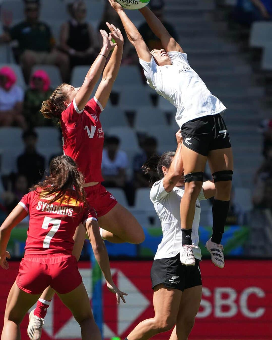 ポーシャ・ウッドマンのインスタグラム：「Not quite the result we wanted in either tournaments but still so proud of our girls and the growth that’s still happening.. mostly off the pitch.   My game has changed a little, finding my strength is quite literally my strength. I’ve got a little way to go to get into sevens condition but I’m still enjoying every part of this crazy lifestyle.」