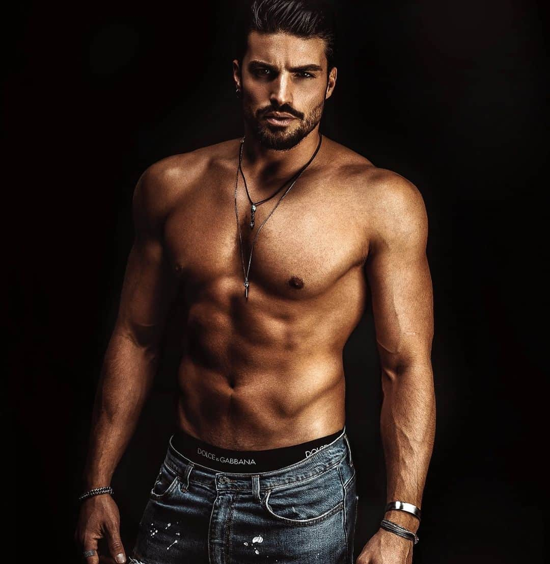 Mariano Di Vaioのインスタグラム：「It’s a shame to be in this shape before christmas holidays 🍰 😅 bye bye abs」