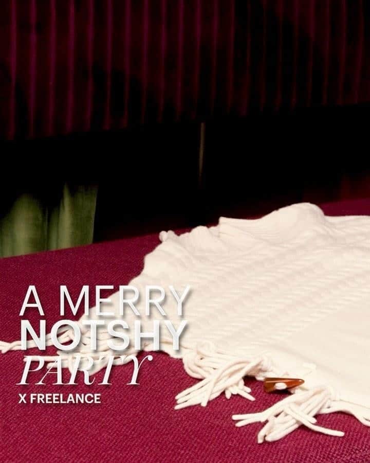 フリーランスのインスタグラム：「JEU CONCOURS NOEL - JOUR 6 : NOTSHY x FREELANCE ✨🎁  Nouvelle semaine, nouveau concours. Aujourd'hui, @notshycashmere et @freelance_paris s'associent pour vous faire tenter de gagner notre cape en laine Ola ainsi que les Santiags Calamity en cuir velours. Une paire de bottine aussi tendance que confortable. Vous serez bien équipées, de la tête au pied pour cet hiver.  Pour participer, il vous suffit de : • Suivre @notshycashmere et @freelance_paris • Liker la publication et identifier un(e) ami(e) • Partager la publication en story pour augmenter vos chances  Tirage au sort le 16 décembre.  Le/La gagnant(e) sera contactée en MP uniquement par @notshycashmere」