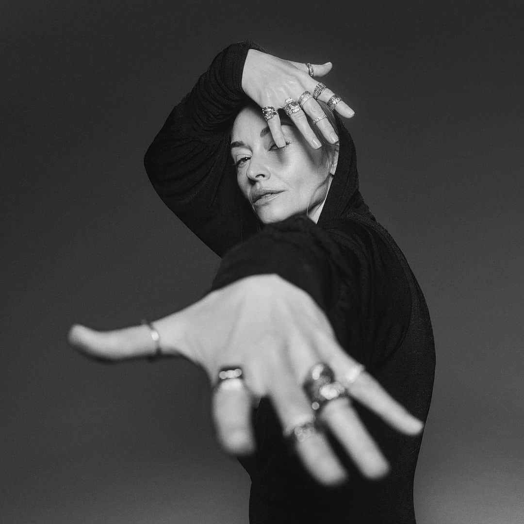 ELLE Polandのインスタグラム：「Martyna Wojciechowska stanęła przed obiektywem Mateusza Stankiewicza w nowym, minimalistycznym, ale i niezwykle eleganckim wydaniu. Jak wam się podoba sesja ze styczniowego wydania magazynu?🤍  —— NA OKŁADCE: MARTYNA WOJCIECHOWSKA @martyna.world  REDAKTOR NACZELNA: @tabisszymanek  ZDJĘCIA: @mateusz.stankiewicz  STYLIZACJA: @michalinaczaplicka , @karolinalimbach  WYWIAD: @tabisszymanek  MAKIJAŻ: @erykamakeupartist  WŁOSY: @ewa_pieczarka_art_hair  ASYSTENT FOTOGRAFA: @gabrielorlowski  ASYSTENCI STYLISTKI: @ewa_rubasinska_ianiro_styliste , @weronika_nycz  PRODUKCJA: @ewamorgunov」