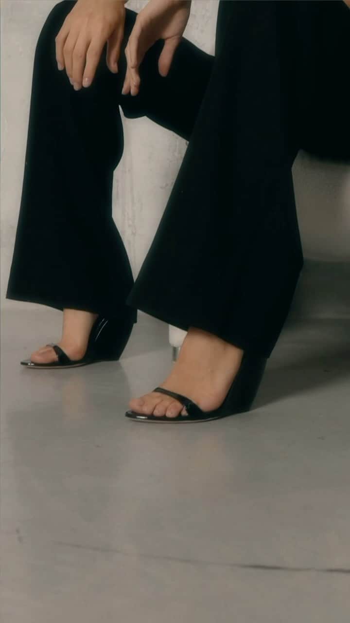 Giuseppe Zanotti Designのインスタグラム：「Elevated style that you can wear for all day—and night—long. Get into the groove with the new GINNYFER sandal. A sensational wedge silhouette that your legs (and feet) will thank you for. #GiuseppeZanotti #GZSS24」