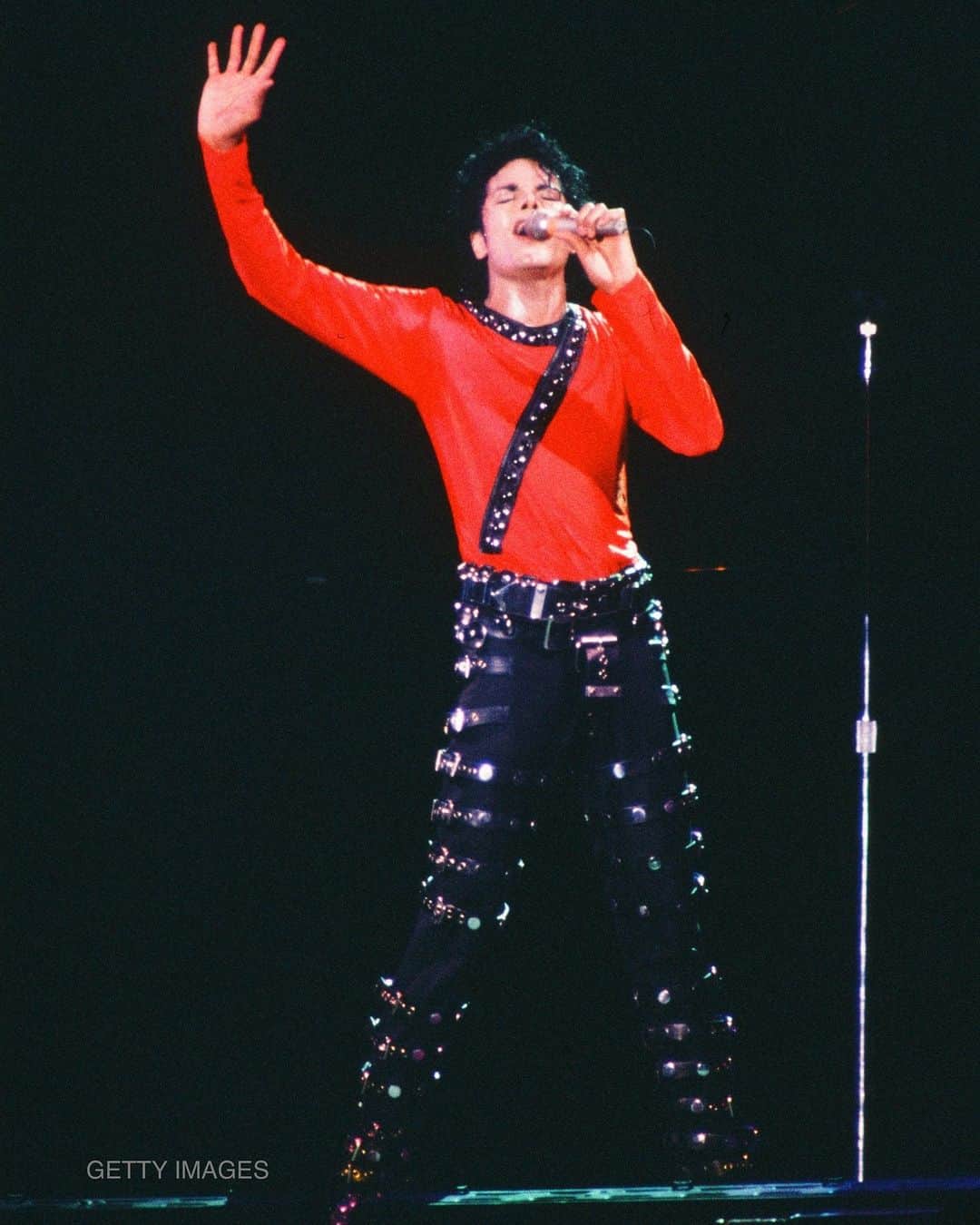 マイケル・ジャクソンのインスタグラム：「On this date, Michael performed in Tokyo, just 1 of 9 performances in the Japanese capital he gave in the month of December 1988. Do you know how many total Bad World Tour performances Michael gave in Japan in 1987 and 1988? The number might surprise you.」