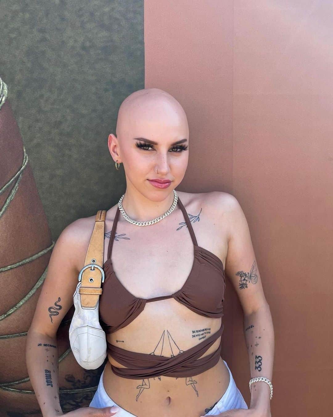 Instagramのインスタグラム：「“My main goal is to inspire others to be themselves.” — @alexyoumazzo (Alex Youmazzo) ⁣  ⁣ “Having alopecia or anything that makes you look different than others makes you special,” says Alex, who has been bald since she was 6. “I immediately accepted the life it gave me and my mindset hasn’t changed to this day. I’m very lucky to have an amazing family, friends and girlfriend who honestly don’t even see it as different anymore. It’s just me. ⁣  ⁣ I’ve never liked to cover up my alopecia. I’ve started to wear wigs, but I use them as fun accessories and still love myself bald. I love my alopecia and I think it adds to my life. I wouldn’t change it for the world.” ⁣  ⁣ Photos by @alexyoumazzo」