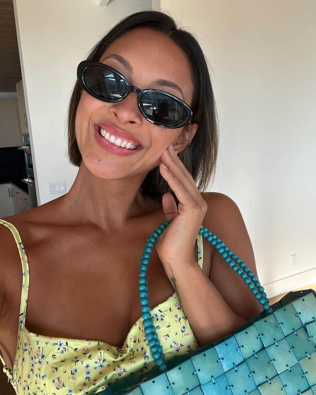 ジョーディン・テイラーのインスタグラム：「If I had a dollar for every time I told someone “it’s thrifted” I’d be able to throw lavish parties at my Long Island mega mansion, across the water from my crush who I’d hope would one day show up to said party and love would ensue. Then tragedy would follow…. So thankfully no one pays me to thrift. Mmk. Byeeeee.」