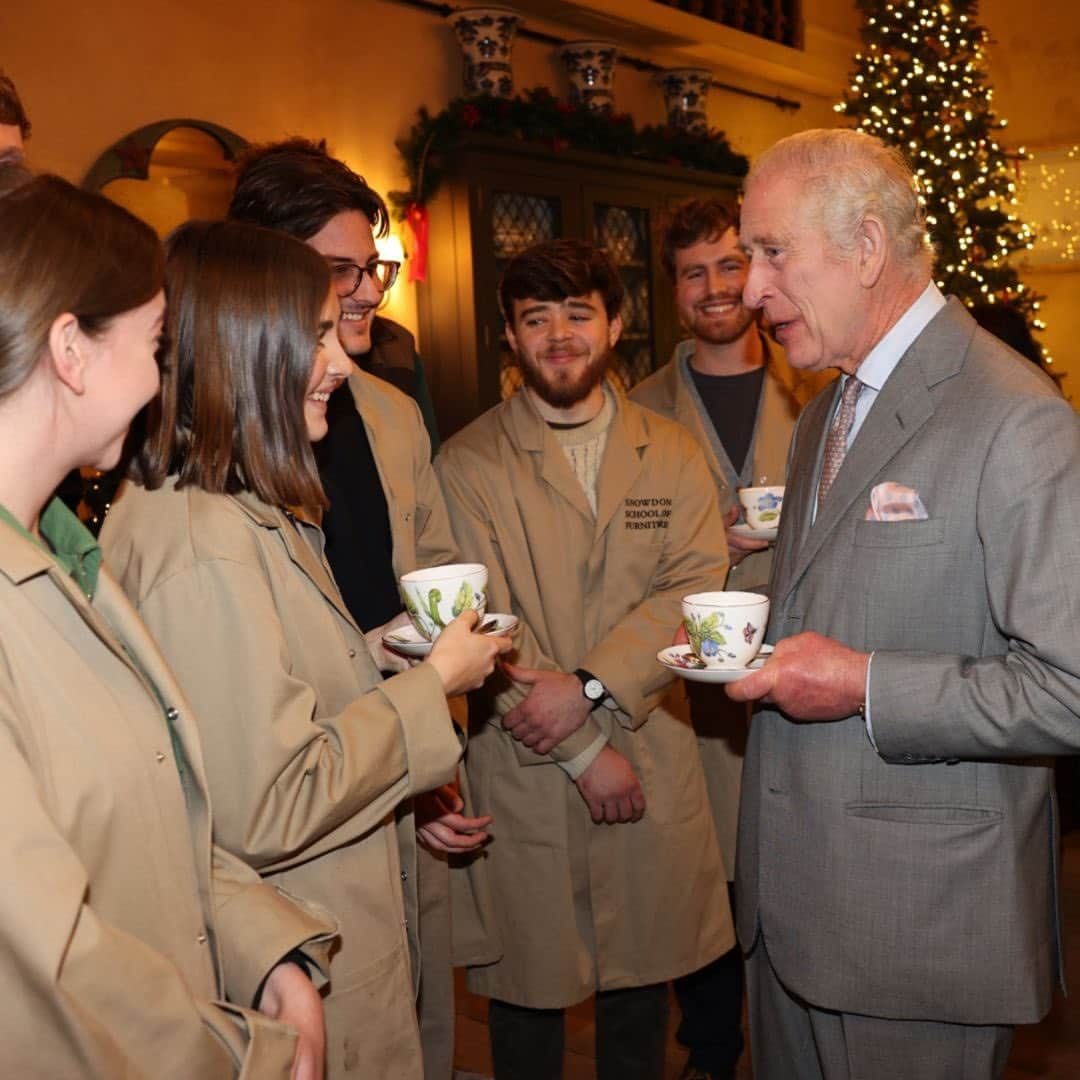 ロイヤル・ファミリーさんのインスタグラム写真 - (ロイヤル・ファミリーInstagram)「On Friday, His Majesty The King joined students, tutors and graduates of The King’s Foundation for a Christmas-themed Celebration of Craft at @highgrovegarden   The King’s Foundation believes it is crucial to preserve the wisdom and knowledge that embodies many of the traditional building skills that have shaped the historical built environment.   Graduates from The King’s Foundation’s programmes typically go on to help conserve and create some of the UK’s most important historic buildings, as well as heritage sites further afield, while also acting as flagbearers for crafts at risk of being lost.  #crafts #heritageskills #highgrove #thekingsfoundation」12月12日 2時09分 - theroyalfamily