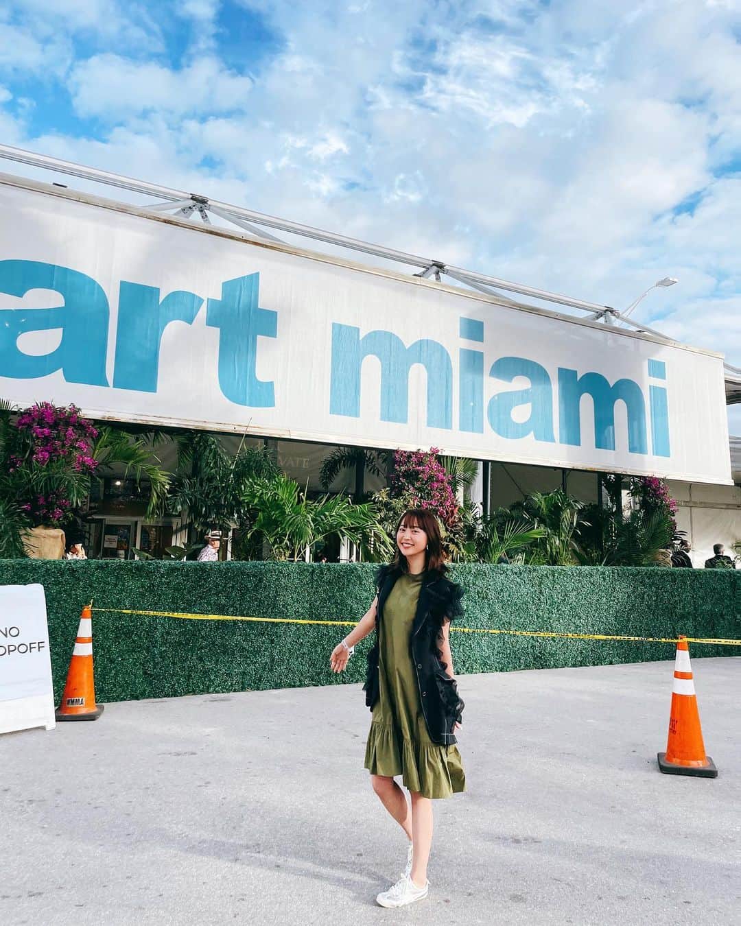 倉中るなさんのインスタグラム写真 - (倉中るなInstagram)「in MIAMI #ArtBasel  今年の目標の1つだった 「 アメリカにアートの勉強をしに行く 」！  想いが叶い、スイス・マイアミ・香港・パリで毎年展開されている世界最大級のアートフェア #アートバーゼル in マイアミへ勉強に行ってきました！  今回観た会場は、Art Miami / SCOPE / Untitld ART / Design Miamiの4つ。  街を歩いてるだけでも発見が沢山で…まだまだ周り足りなかったなぁ。素敵だなぁと感じた作品を次の投稿でupします。♡  #miamibeach#artmiami#scope#untitledartfair#designmiami#basel#miami#america」12月12日 14時19分 - runa_kuranaka