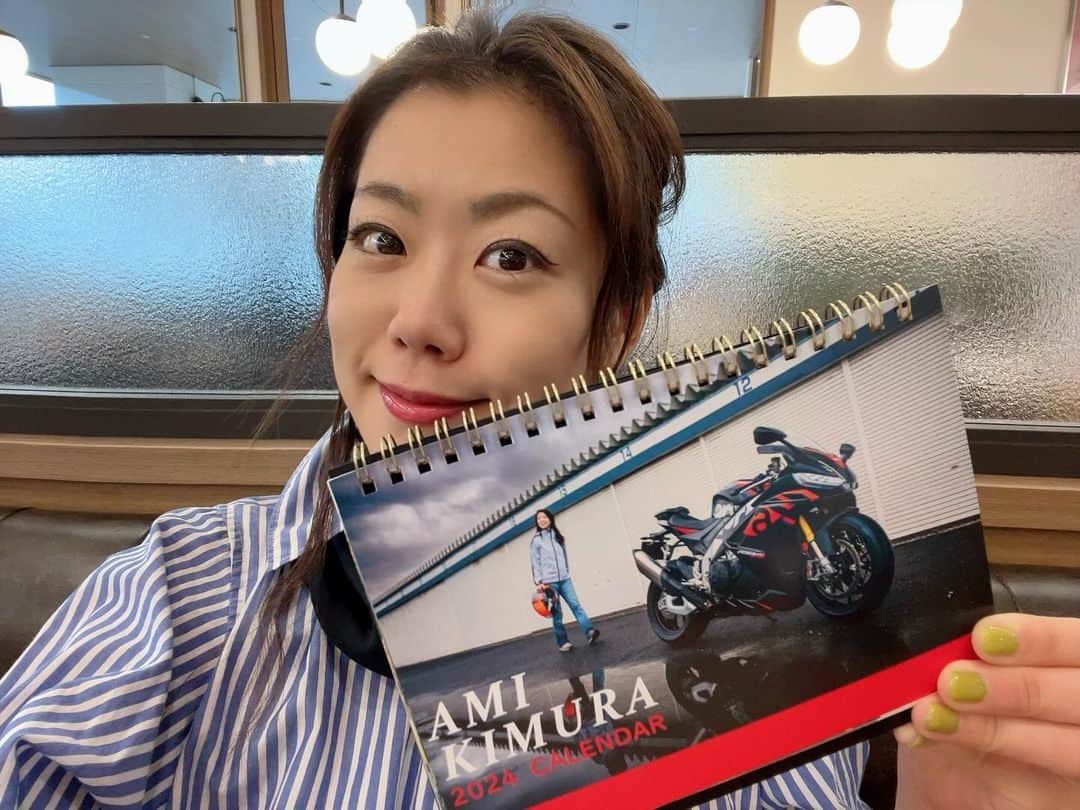 木村亜美さんのインスタグラム写真 - (木村亜美Instagram)「お待たせしました！ 2024年のカレンダー販売開始！数量限定です。みんな買ってねー😊 SHOPはコチラから↓↓↓ストーリーにリンク https://www.amikimura.com/shop」12月12日 2時18分 - ami_kimura0327