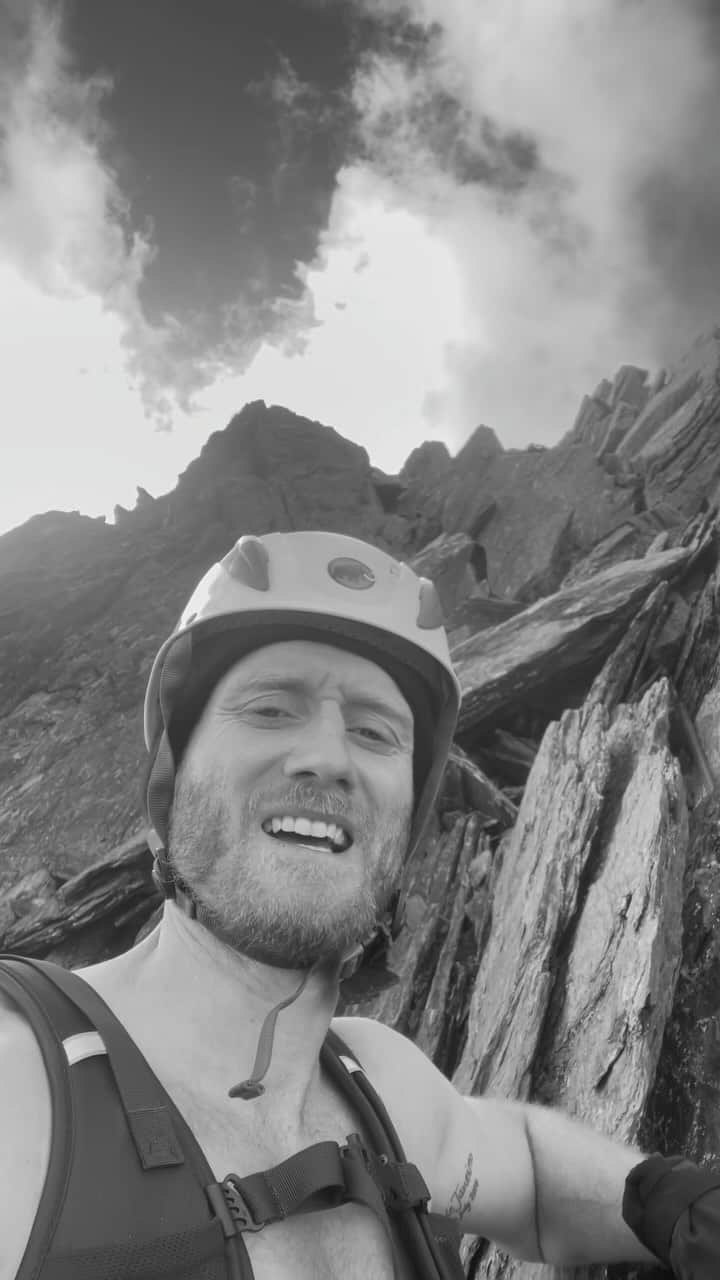 アンドレ・シュールレのインスタグラム：「Last meters before the summit! After hours of walking and climbing:)) looking forward to more moments like this one 🙏🙏🙏   Beyond grateful for these opportunities🙏🙏  One feeling I love when I am in the mountains is that I feel so small and vulnerable facing these giant rocks 🤩  Puts a lot of things in perspective 🏔️」