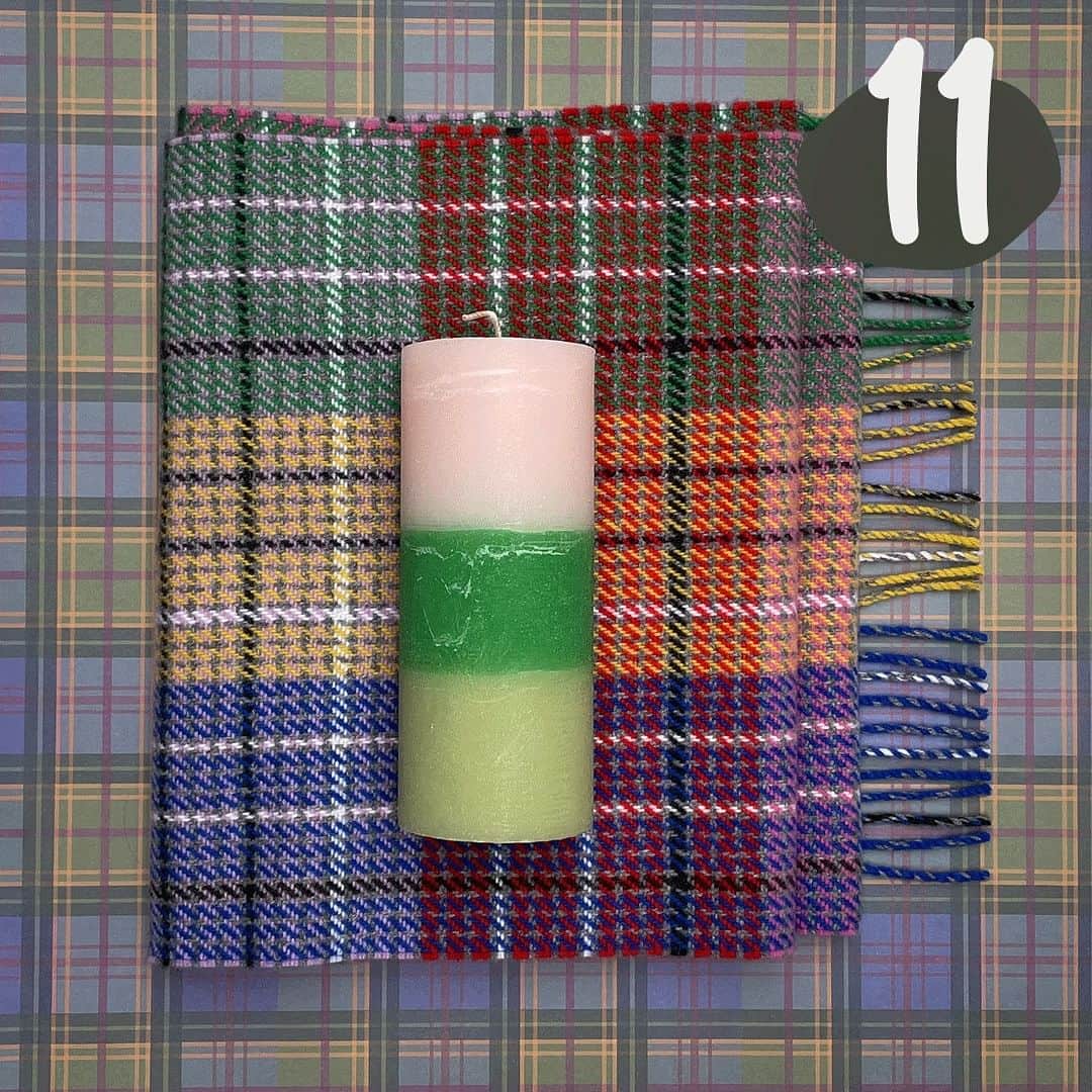 ベンシモンのインスタグラム：「HO HO HO ! 🎁 Nouveau concours en ce lundi🎄!  Une écharpe et une bougie assortie, ça vous dit ?  On vous propose de tenter de remporter : ✨ Notre toute nouvelle écharpe en lambswool, Made in England ✨ Une bougie tricolore, Broste Copenhagen  Pour cela, il vous suffit de : - Être abonné.e à notre compte 👯‍♀️ - Liker le post du concours ❤️ - Nous laisser un petit commentaire en nous indiquant combien vous aimez ce lot et en mentionnant vos amis !  Bonne chance à toutes et à tous, que la magie de Noël opère ✨ !  Fin du concours : Le ou la gagnant.e sera contacté.e par message privé mercredi 13 décembre.」