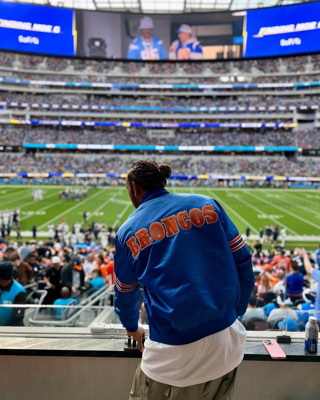 ルイス・ハミルトンのインスタグラム：「Great win Broncos country 🐎💥」