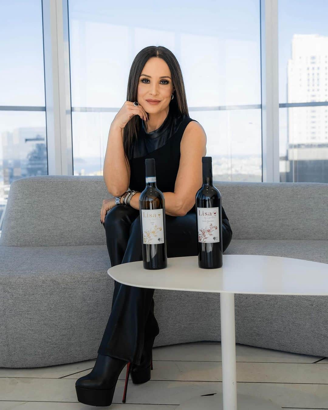 リサ・アンさんのインスタグラム写真 - (リサ・アンInstagram)「The world of wine is wonderful as I share @lisabylisaann glass by glass! Check out the list of locations already serving Lisa by Lisa Ann 🍷 all the way from @tenutasangiaime_winery in Sicily, Italy to you! 🖤  #lisabylisaann #wine #locations #nyc #thereallisaann  📸: @alfitzpics」12月12日 2時34分 - thereallisaann