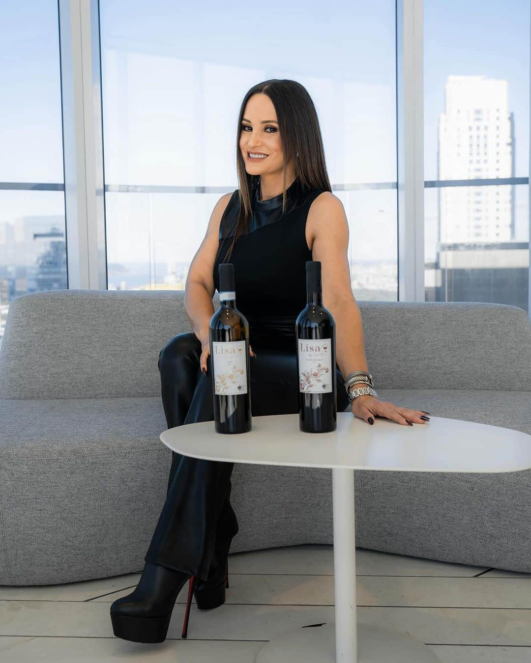 リサ・アンのインスタグラム：「The world of wine is wonderful as I share @lisabylisaann glass by glass! Check out the list of locations already serving Lisa by Lisa Ann 🍷 all the way from @tenutasangiaime_winery in Sicily, Italy to you! 🖤  #lisabylisaann #wine #locations #nyc #thereallisaann  📸: @alfitzpics」