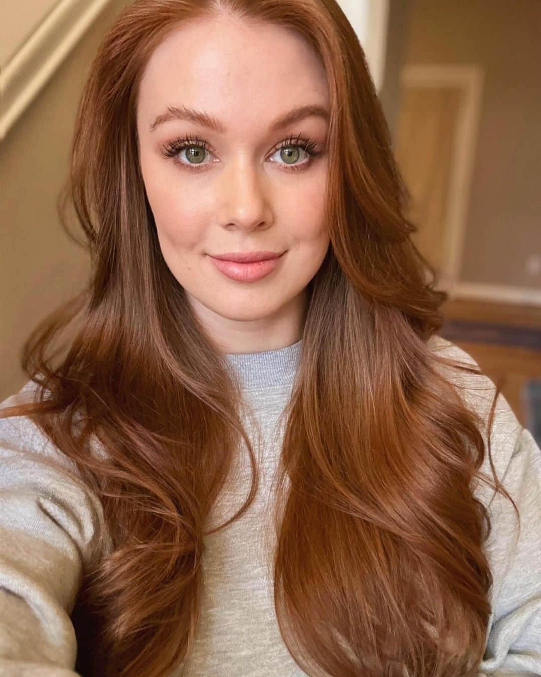 リアンナ・デッカーのインスタグラム：「Hi friends ✨ I hope you feel happiness in your heart, and if it’s not happiness that you feel, then I send you warmth ❤️」