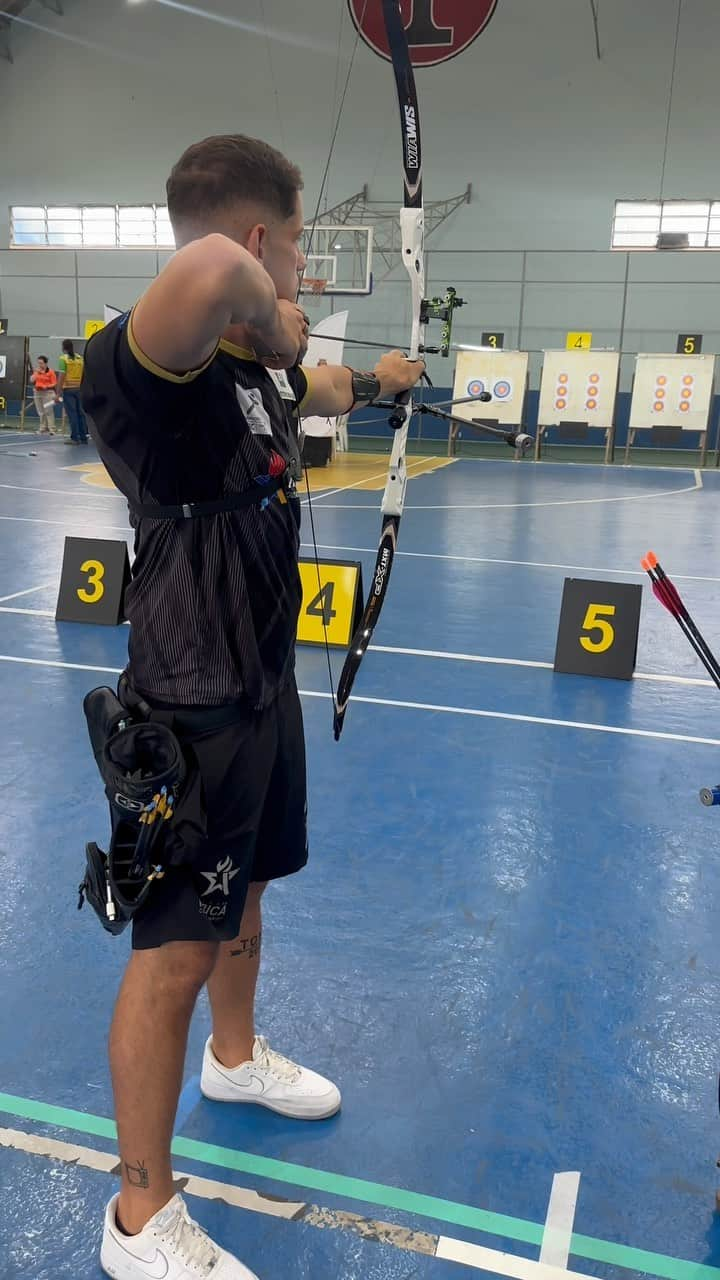 マルクス・ヴィニシウス・ダルメイダのインスタグラム：「Aprendendo a gostar do indoor. . @petrobras #TimePetrobras @cdafab #BolsaAtleta @clubedisparabrasil @timebrasil @brasilarco.oficial @esportegovrj」