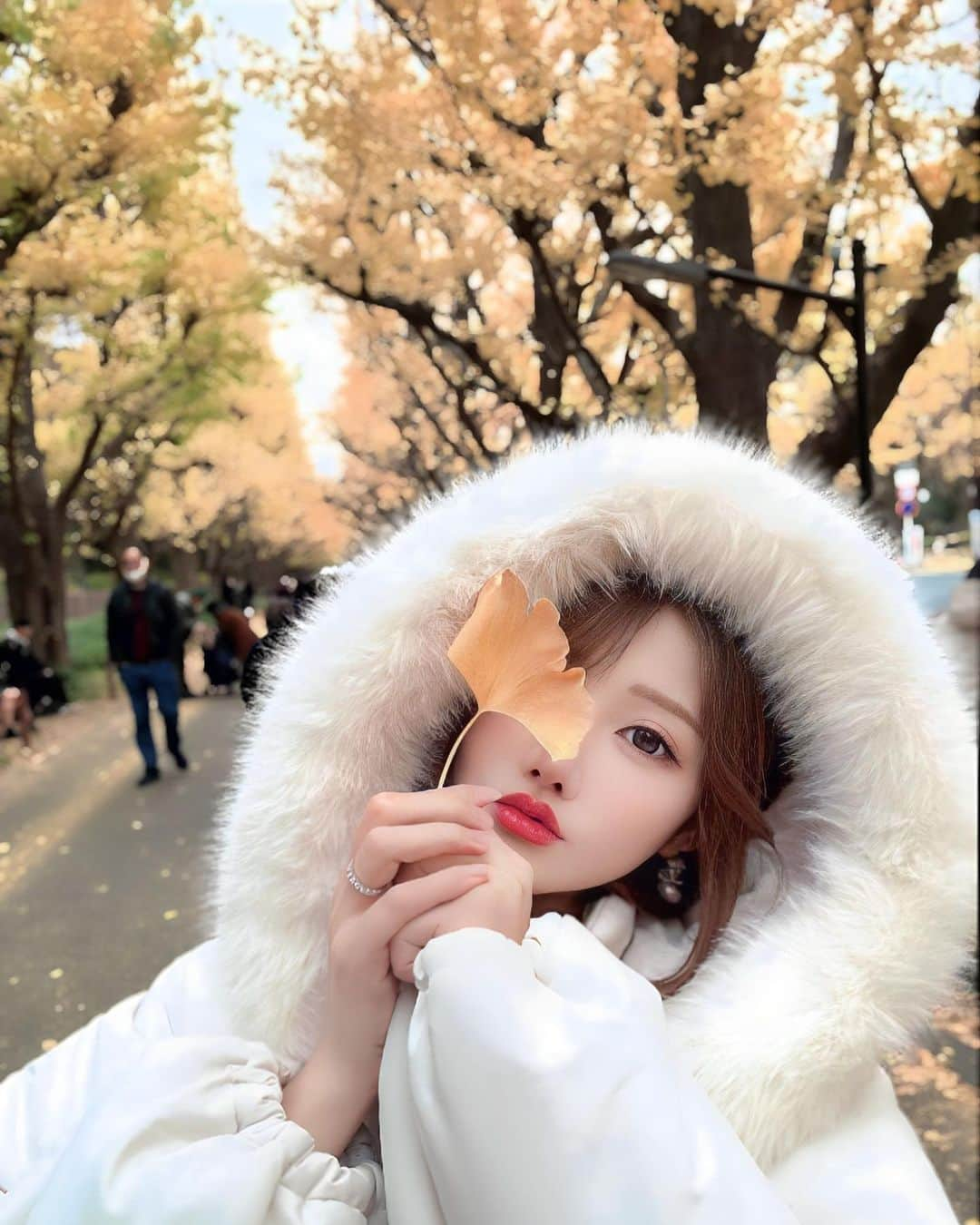 明日花リナさんのインスタグラム写真 - (明日花リナInstagram)「イチョウ並木お散歩しに行きました💛 毎年行きたいなーって思ってて行けてなかったから嬉しかった 黄色が綺麗で自然の空気が澄んでて気持ちよかったー♡」12月12日 3時12分 - rina7701