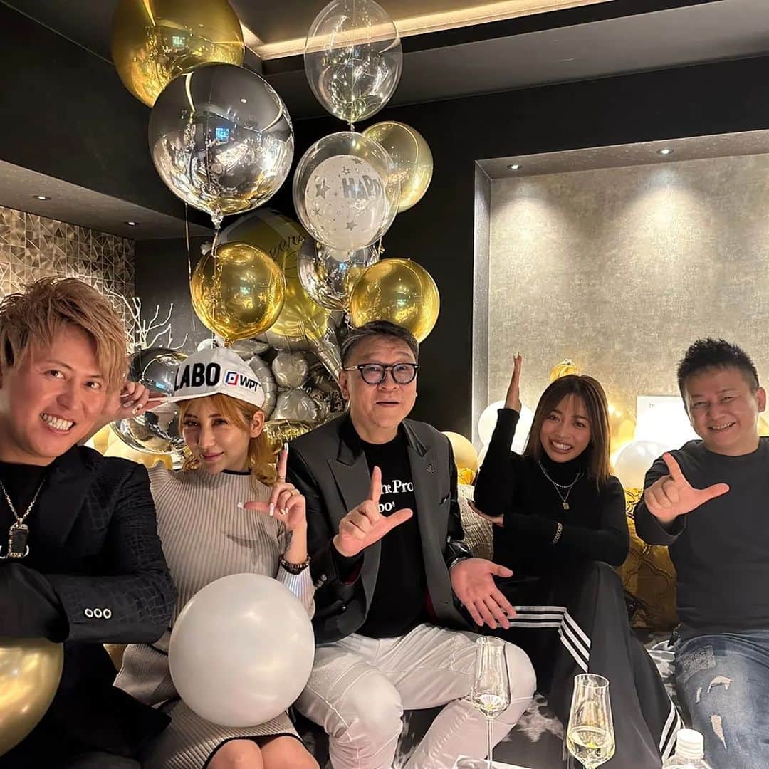 橘司のインスタグラム：「はろはろ愛するみんな❤❤❤⁡ 麻布十番のプロラボサウナの上になんと⁡ ⁡シークレットラウンジ Ｌ が誕生しましたよー❤❣️⁡ ⁡⁡ ⁡シークレットラウンジにはスチームサウナのマグマ蒸しと⁡ ⁡水素水で入れるジャグジーも付いてます🔥✨⁡ ⁡⁡入って5分もしないうちにしっとり気持ちイイ汗かきまくり人生が体験出来るんだよねぇ💋💕⁡ ⁡⁡ そして〜なんと～みんな大好きインナービューティーフード⁡ ⁡黒シャリ 肉シャリが食べれるの✨⁡ ⁡しかもこのビルで作ってる作りたてホヤホヤのものだから⁡ ⁡店舗に行かなくてもシークレットで特別な気分で⁡ ⁡食べれちゃいます👅✨❤⁡ ⁡⁡ ⁡⁡ とってもとっても素敵なラグジュアリーなパーティーでした🎉🎁❣️❣️⁡ ⁡⁡ ⁡お招き誠に有難う御座いました🥺🫶🏾❤️⁡ ⁡⁡ ⁡みんなハッピーになぁれ😆🫶🏾❤️❤️❤️ ⁡」
