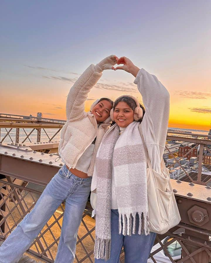 Hollister Co.のインスタグラム：「adding this to my vision board 🌆🗽🎀 📸: @alexabrutus @itscaroxline」