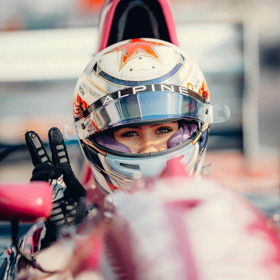 ソフィア・フロルシュのインスタグラム：「It’s been couple of awesome days at @gulf_historic in Dubai 💯 Thank for the opportunity to drive the Brabham again @simonturner1972 It definitely was a blast 🥳🌟 // 📸 x @antoinetruchet // #sophia #sophia99 #racegirl #racing #motorsport #changeagent #soptimism #unscripted」