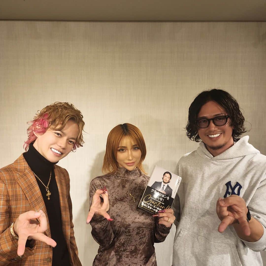 橘司のインスタグラム：「はろはろ愛するみんな❤❤❤⁡ ⁡⁡ ⁡春木開くんと中野社長の対談講演会に⁡ ⁡参加させて頂きました✨❣️⁡ ⁡⁡ ⁡⁡ ⁡中野社長とっても熱い方でロジカルで優しく丁寧で✨⁡ ⁡中野社長と対談している⁡ ⁡開くんは最初とっても真面目で……途中司会の方から⁡ ⁡今日真面目ですねなんて言われてて(笑)(笑)⁡ ⁡⁡ ⁡その後いつもの開くん節炸裂で⁡😂⁡ ⁡⁡ ⁡頭いい人たちってギャグ線高いよなぁ😂と⁡ ⁡終始楽しい講演会でした❤⁡ ⁡⁡ ⁡⁡ ⁡中野社長の本にはたくさんの営業スキルが⁡ ⁡書いてありました😌🩷🫶🏾❤️⁡ ⁡全ての営業職の方の役に立つ本だと思います❣️⁡⁡ ⁡そして読みやすい‼️←ここ大事⁡ ⁡⁡ ⁡お互いが想い合い与え合える関係って⁡ ⁡安心と快適を生みますね😌❤️⁡⁡  ⁡⁡ たくさん笑いが起きる⁡素敵な講演会⁡ ⁡ありがとうございました❣️⁡ ⁡⁡  ⁡⁡ ⁡」
