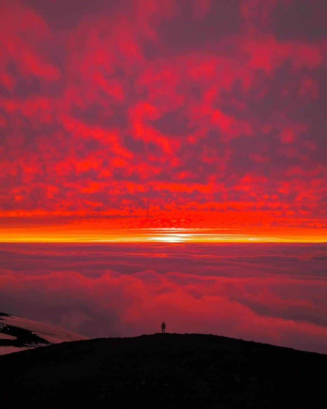 Discover Earthさんのインスタグラム写真 - (Discover EarthInstagram)「@h0rdur captured a moment of pure magic in Iceland🌋🌅✨  📍 Hekla, Iceland  🇮🇸 #DiscoverIceland with @h0rdur」12月13日 4時00分 - discoverearth